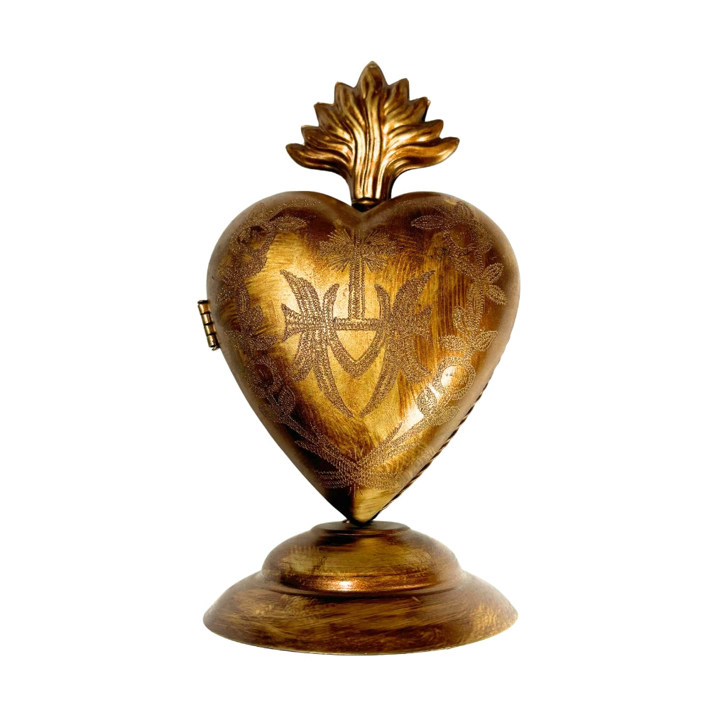 Cœur Ex-Voto doré sur pied en métal patiné avec flamme sculptée et motifs gravés