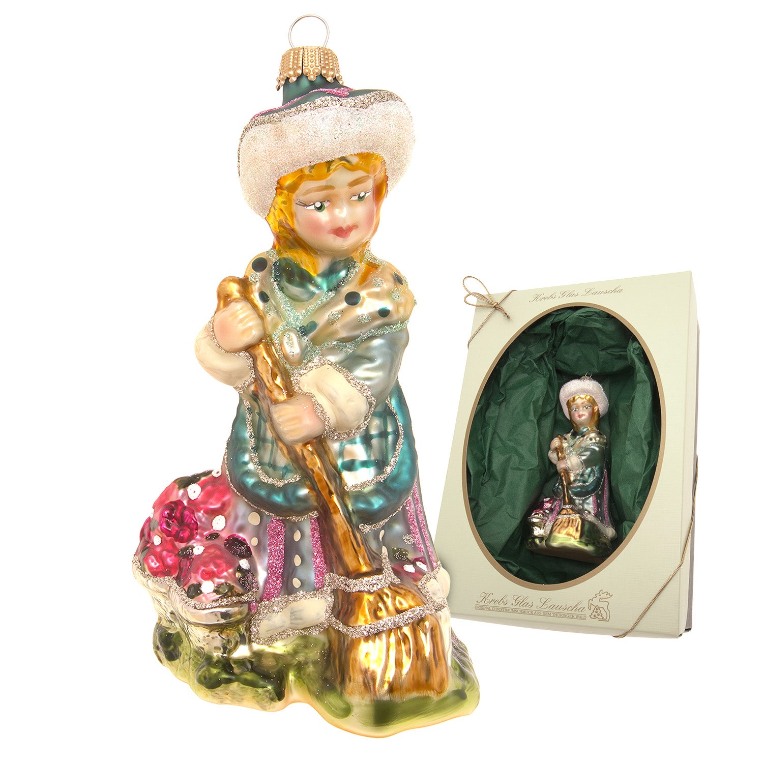 Figurine de fille en verre soufflé tenant un balai, bonnet blanc et robe bleu-vert