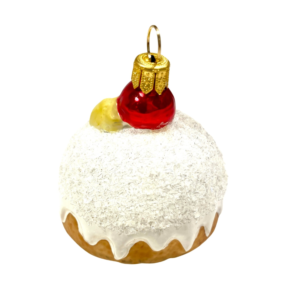 Gâteau givré en verre soufflé blanc avec cerise rouge, glaçage blanc et attache dorée