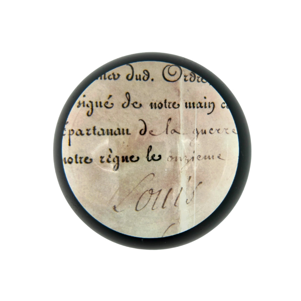 Presse-papier hémisphérique en verre noir avec manuscrit ancien Louis XIV