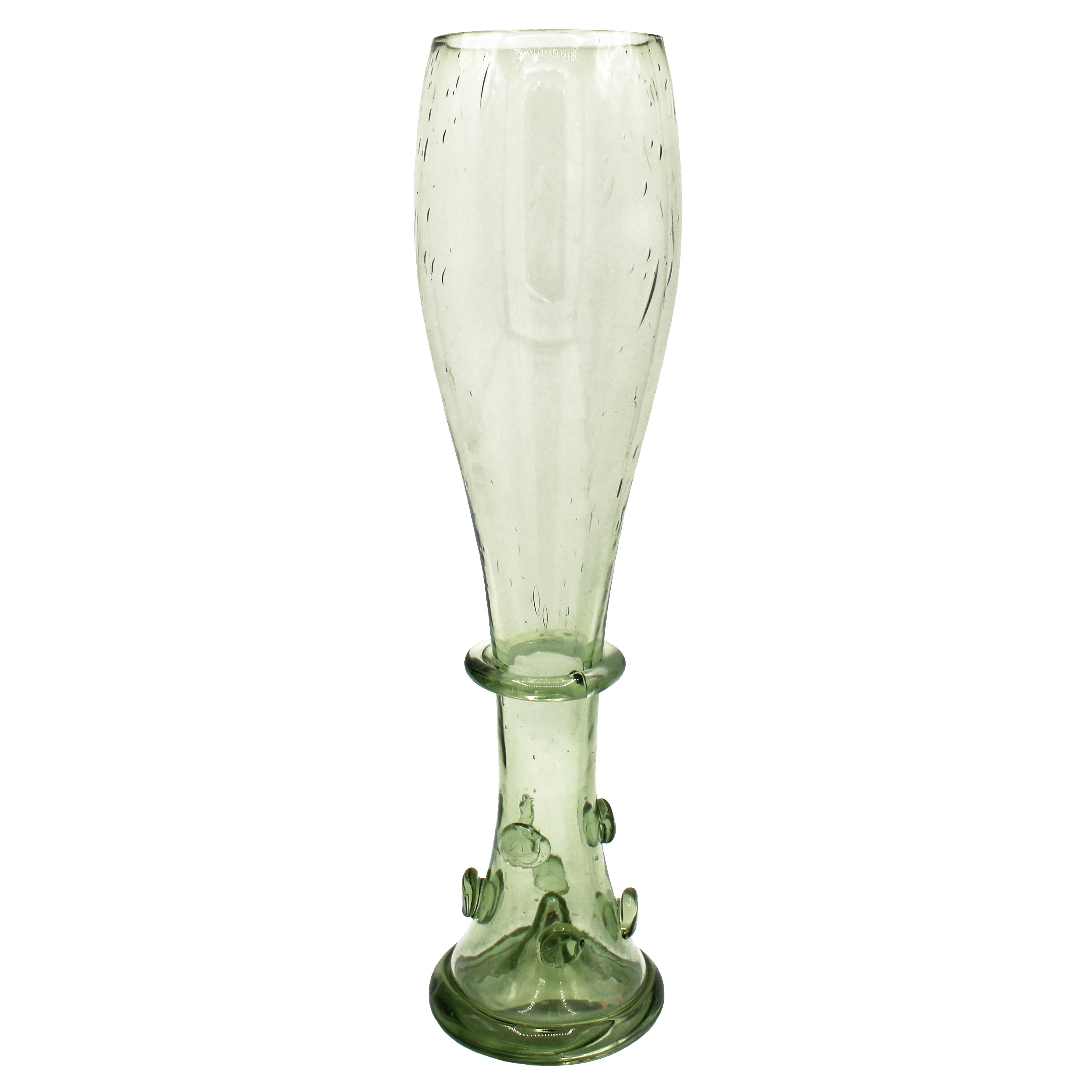 Flûte en verre soufflé vert pâle à boutons, silhouette allongée style XVIIe siècle