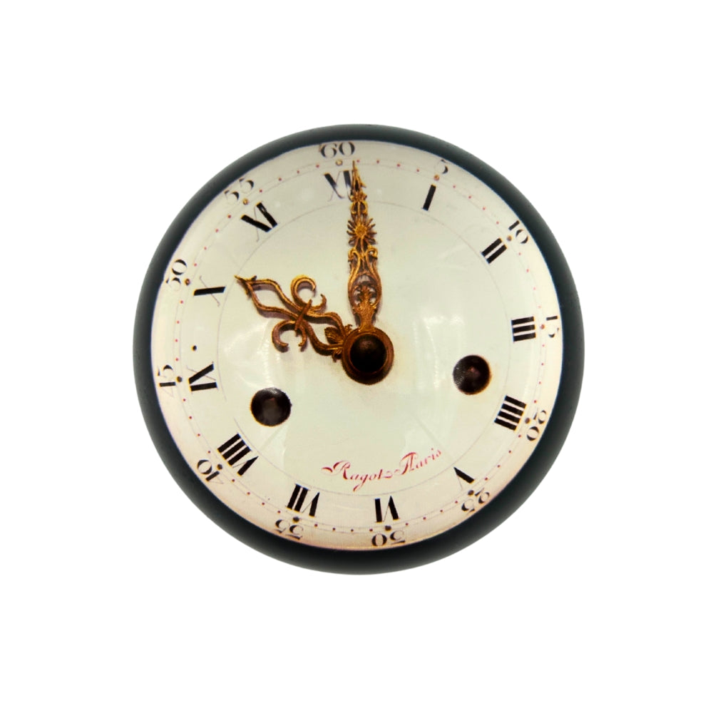 Presse-papier hémisphérique en verre motif horloge ancienne à chiffres romains et aiguilles dorées