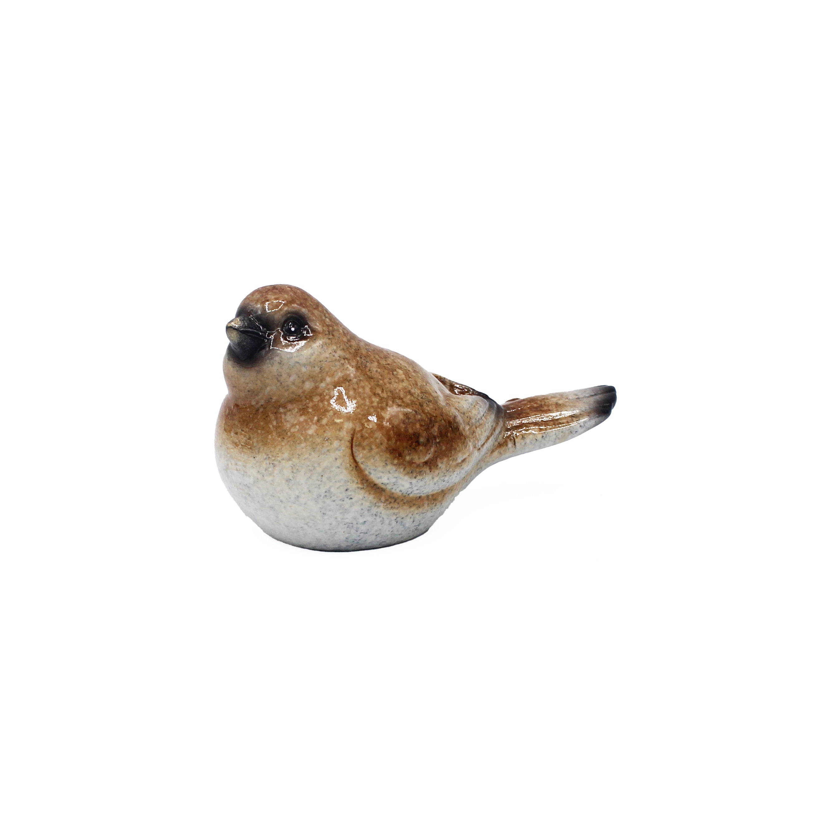 Oiseau à poser en résine brun et blanc, vu de profil avec bec noir