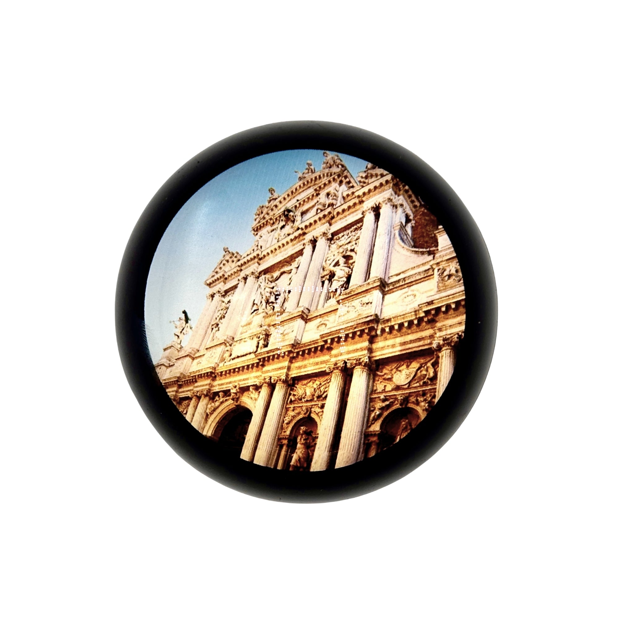 Grande hémimorphose ronde en verre avec façade d’église baroque ornée de colonnes et statues
