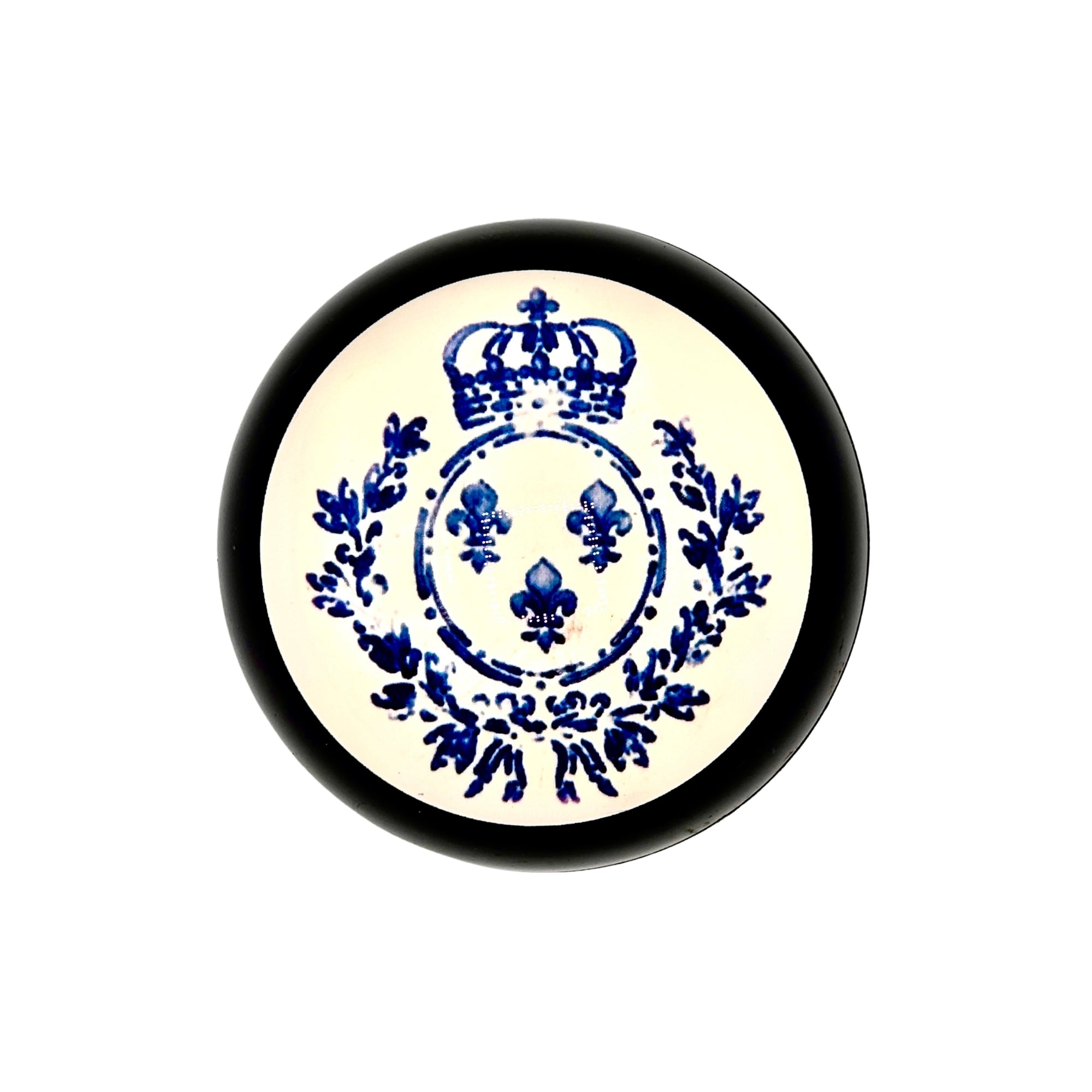 Presse-papier rond à fond ivoire, fleurs de lys bleues et couronne, bord noir