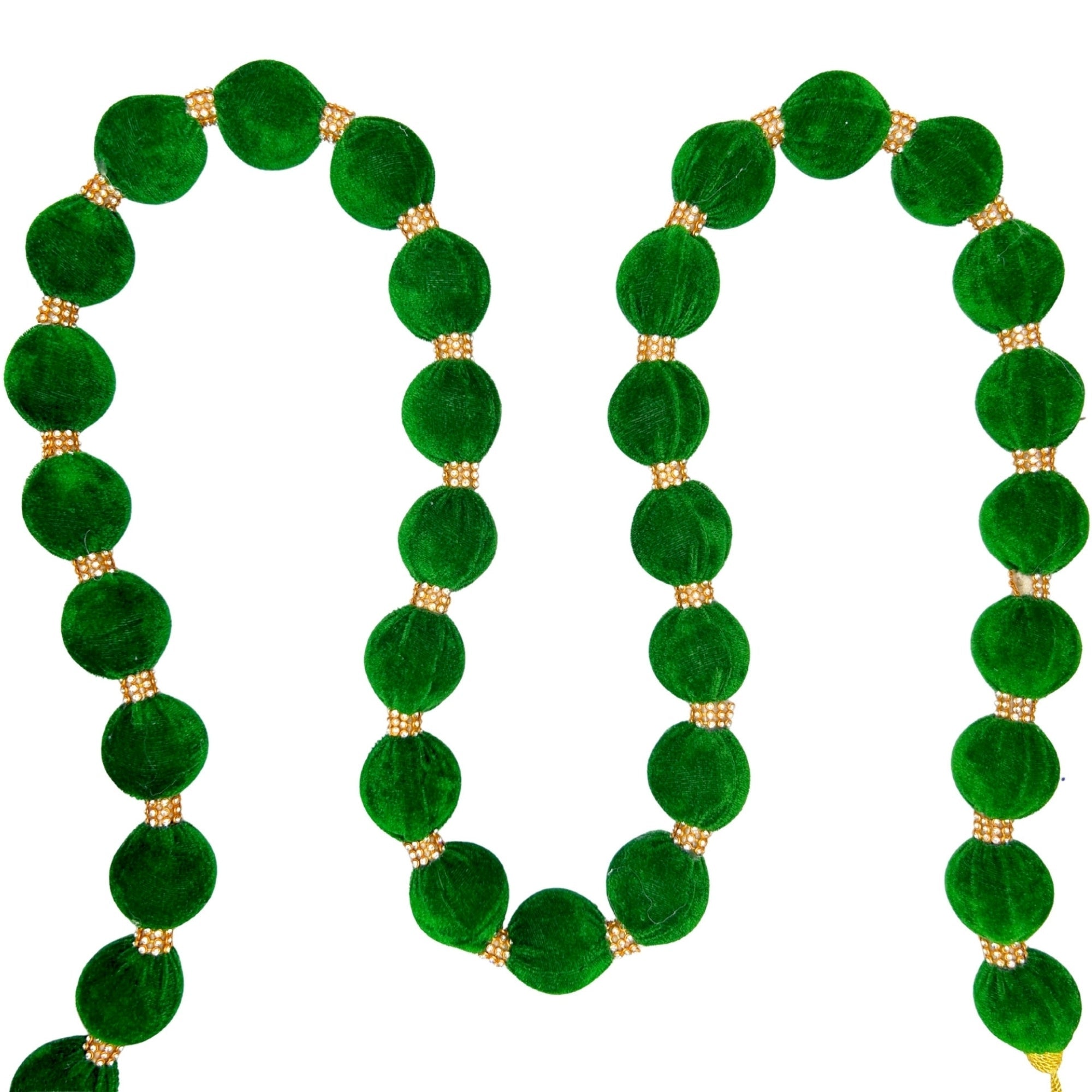Guirlande de boules en velours vert profond reliées par des strass dorés