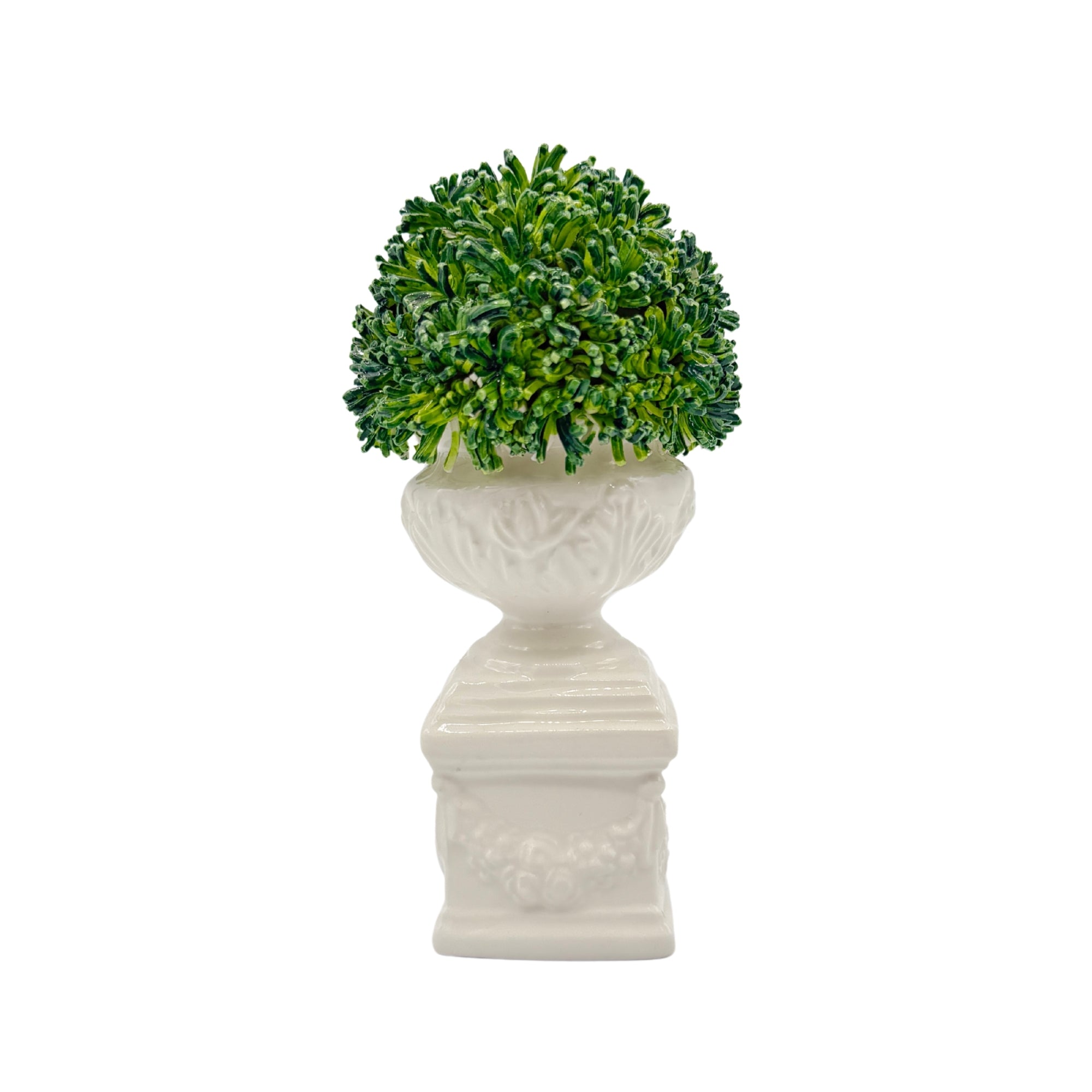 Petit buis décoratif en porcelaine verte, taillé en boule, sur pied blanc orné de motifs en relief