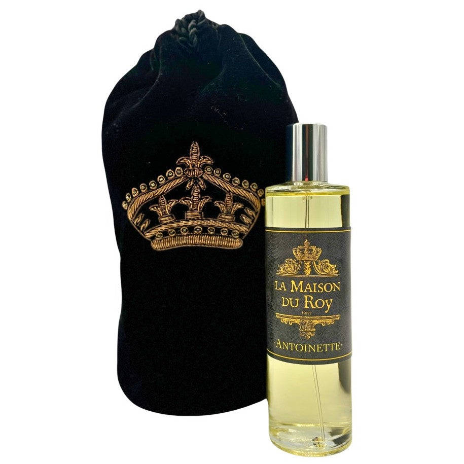 Parfum d'ambiance Antoinette en flacon transparent avec pochon de velours noir brodé d'une couronne dorée