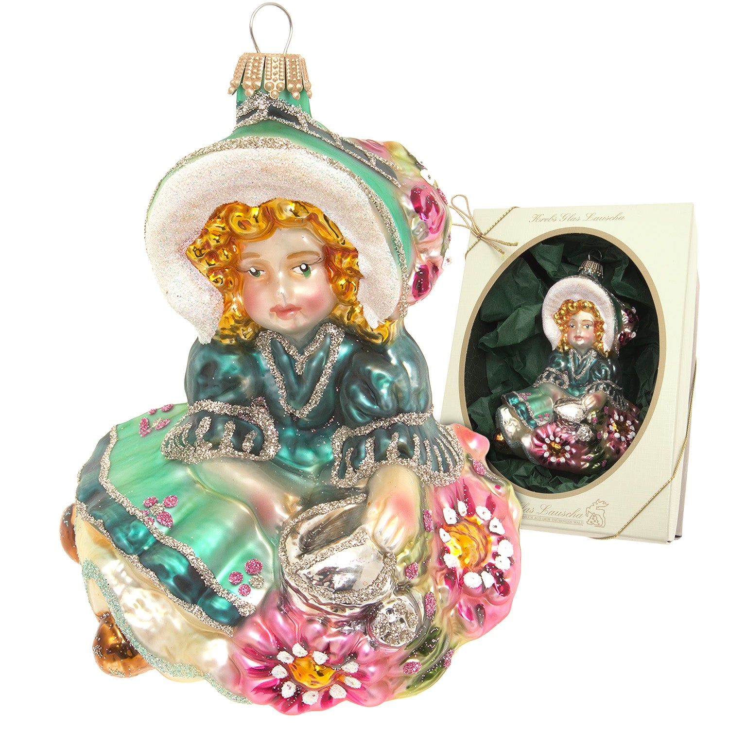 Jeune fille assise en verre soufflé, robe vert turquoise et chapeau blanc pailleté