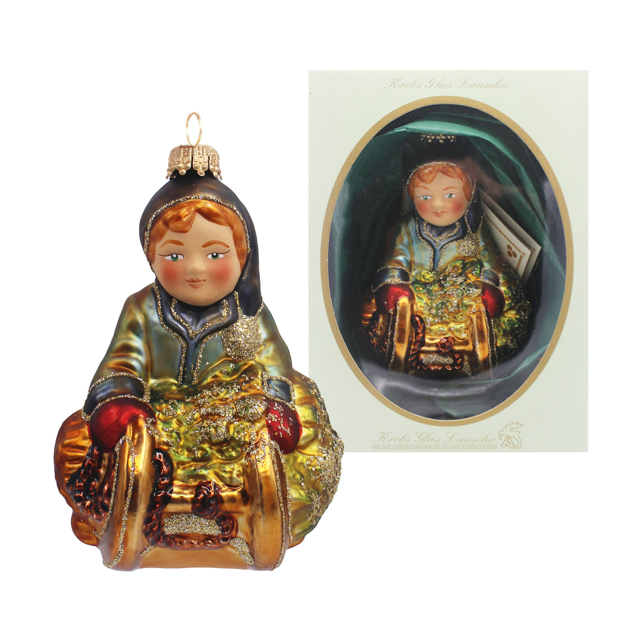 Jeune fille en verre soufflé sur luge, robe dorée, bonnet noir et détail pailleté