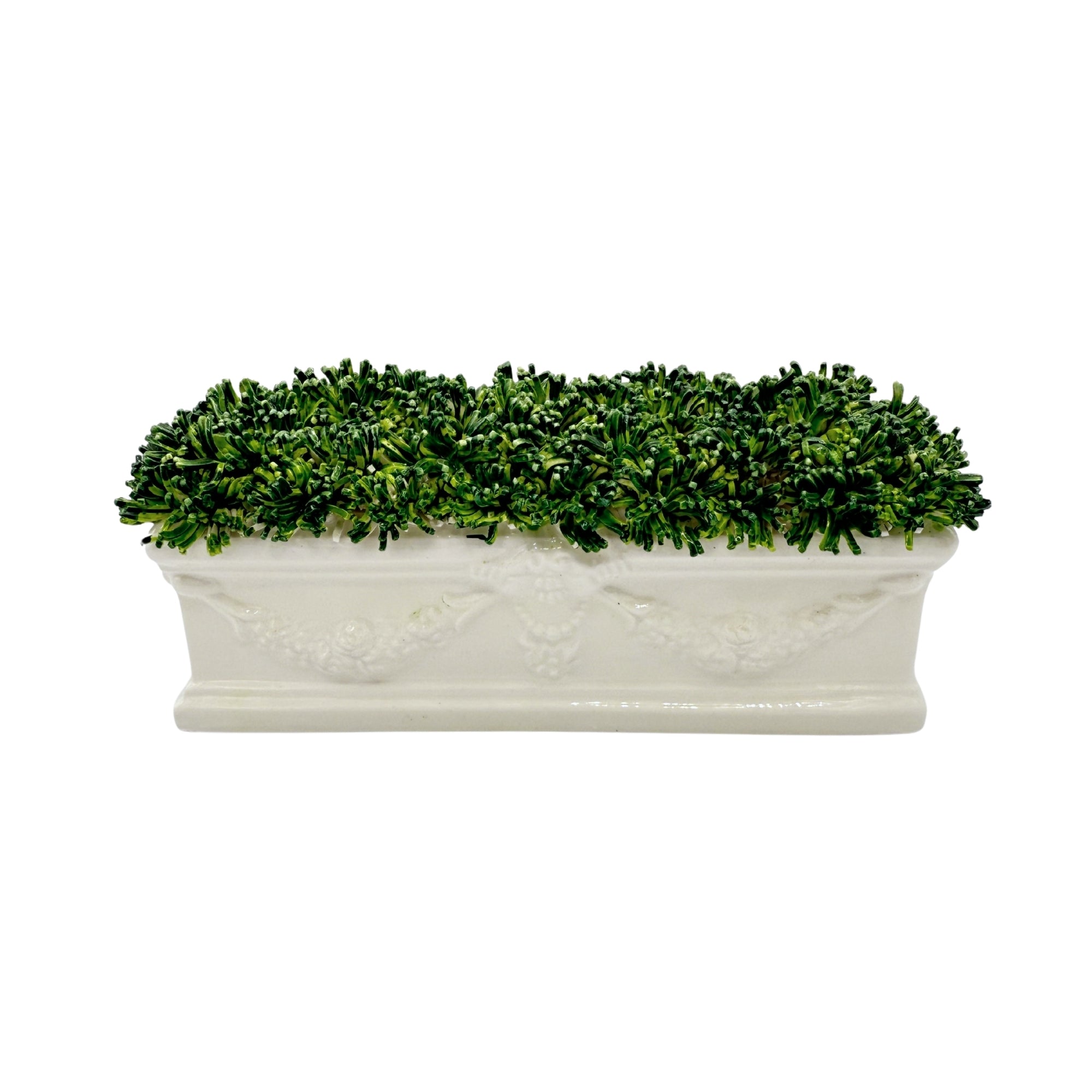 Jardinière rectangulaire en porcelaine blanche décorée, garnie de buis verts taillés en boules serrées
