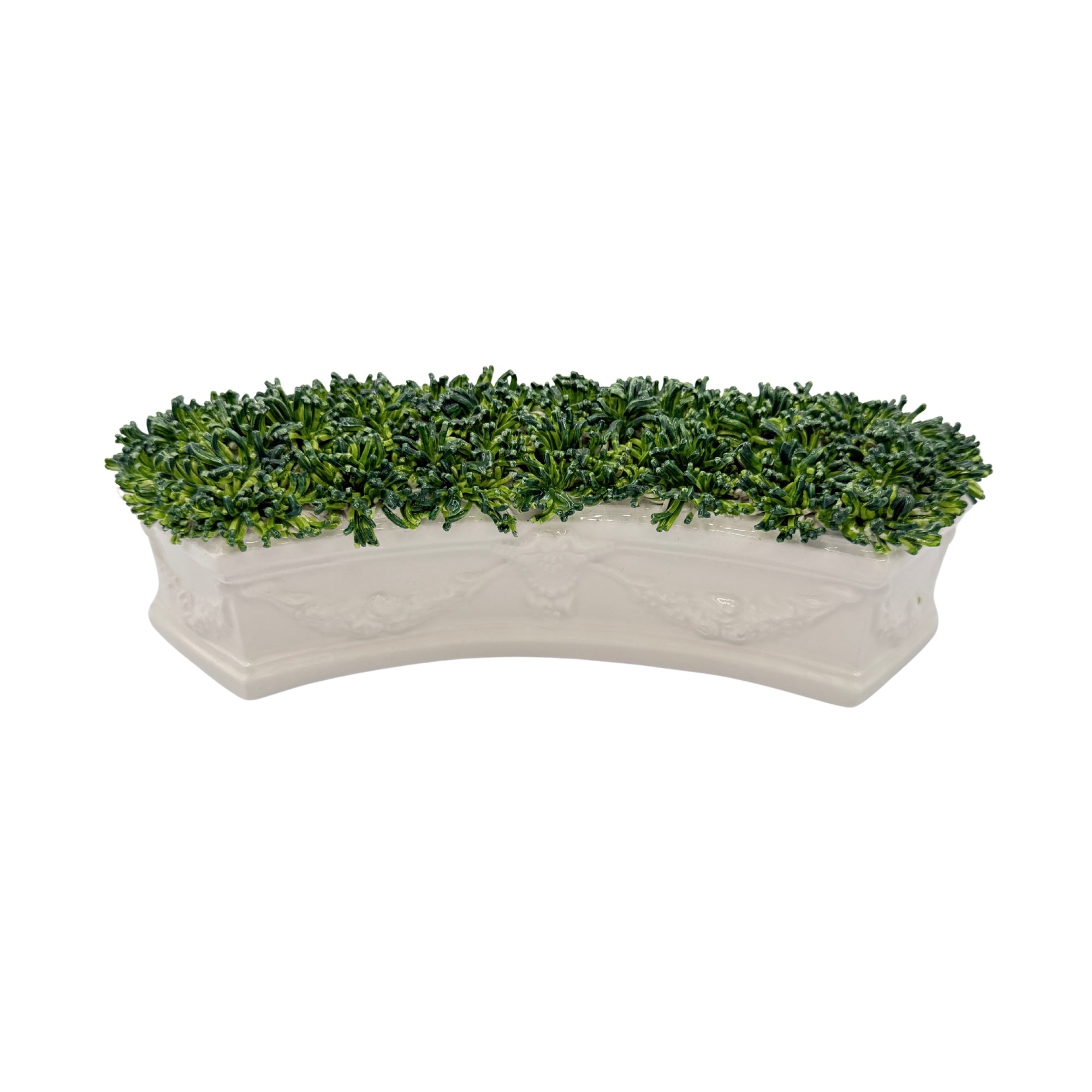 Jardinière courbe en porcelaine blanche avec décor en relief, garnie de buis vert dense