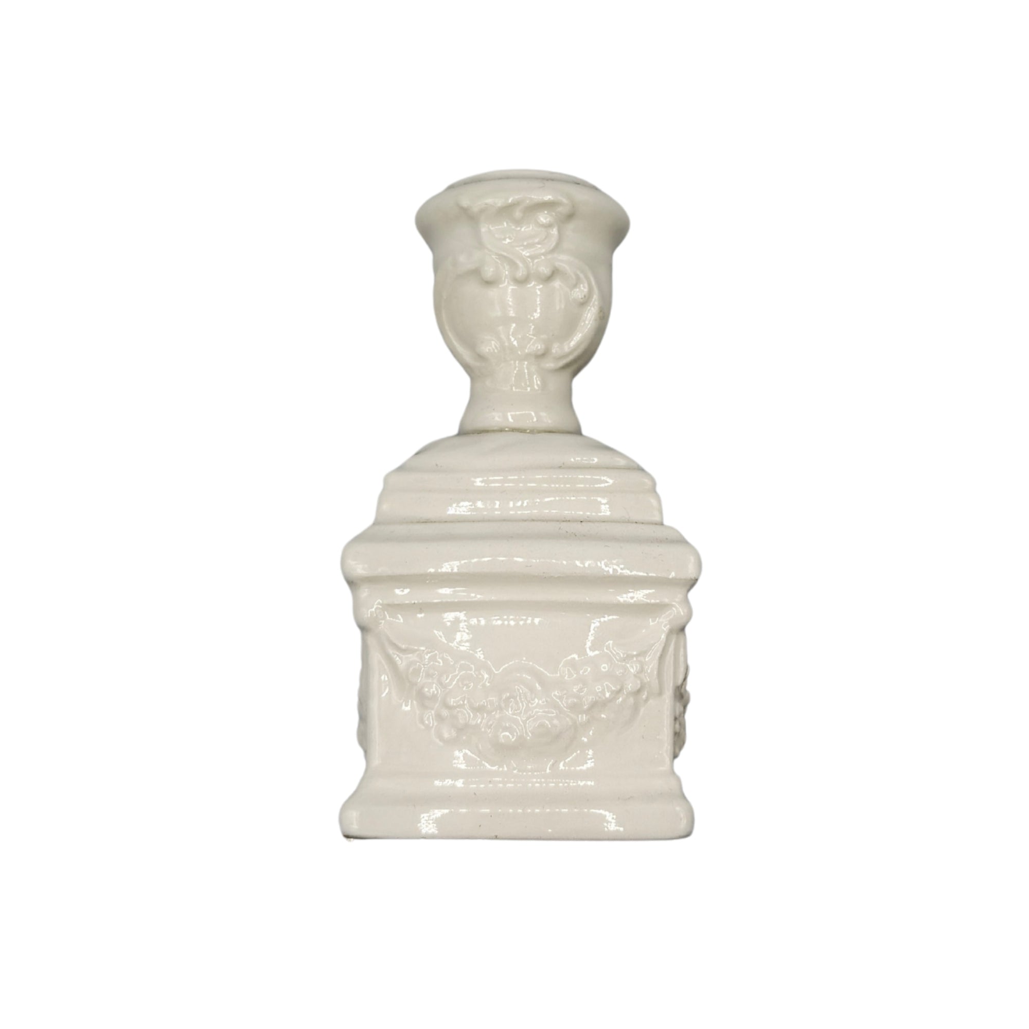 Chandelier en porcelaine émaillée blanc crème, décor en relief floral et base moulurée classique