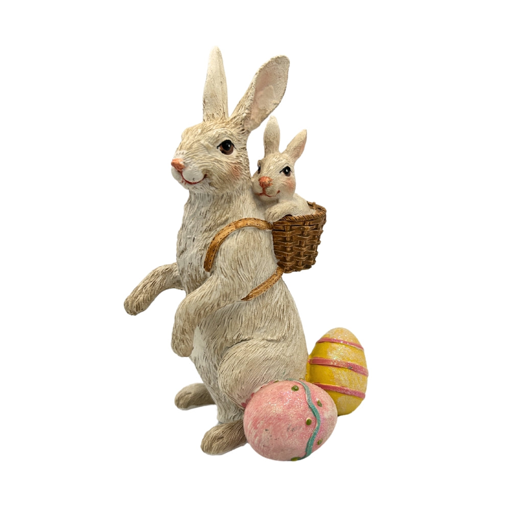Lapin en résine avec son petit dans un panier, œufs de Pâques colorés à ses pieds