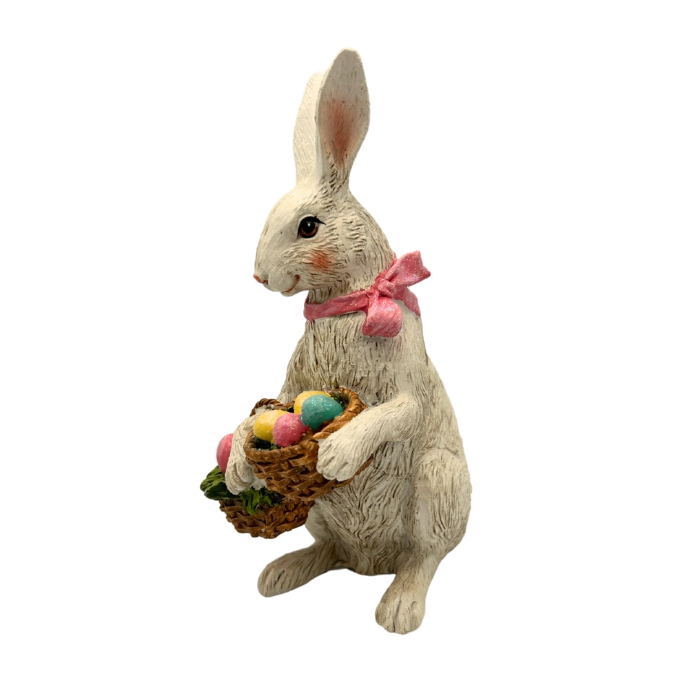 Lapin blanc en figurine avec foulard rose et deux paniers d'oeufs pastel