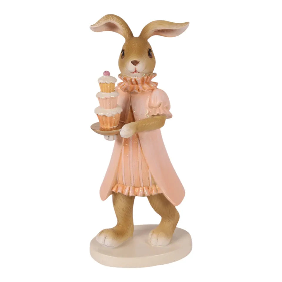 Lapine décorative en robe rose tenant un gâteau sur plateau, figurine de Pâques