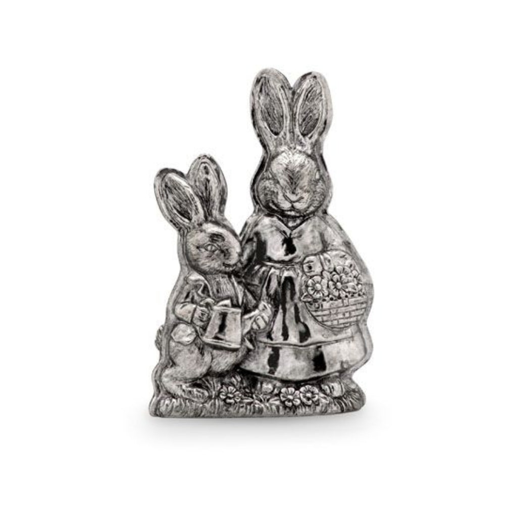 Lapine et son petit en résine grise, tenant un panier fleuri, finition patinée