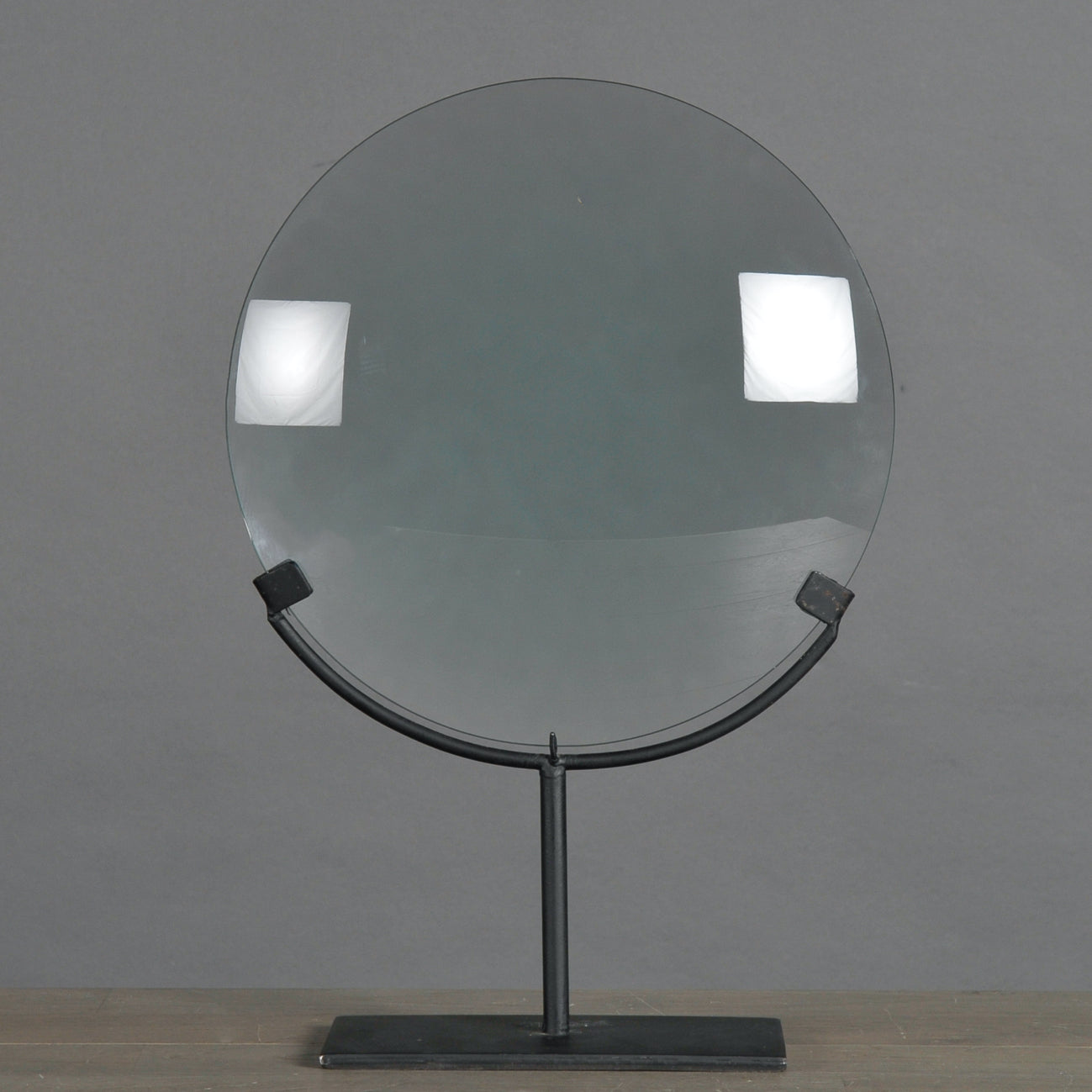 Loupe ronde en verre sur socle rectangulaire en métal noir mat