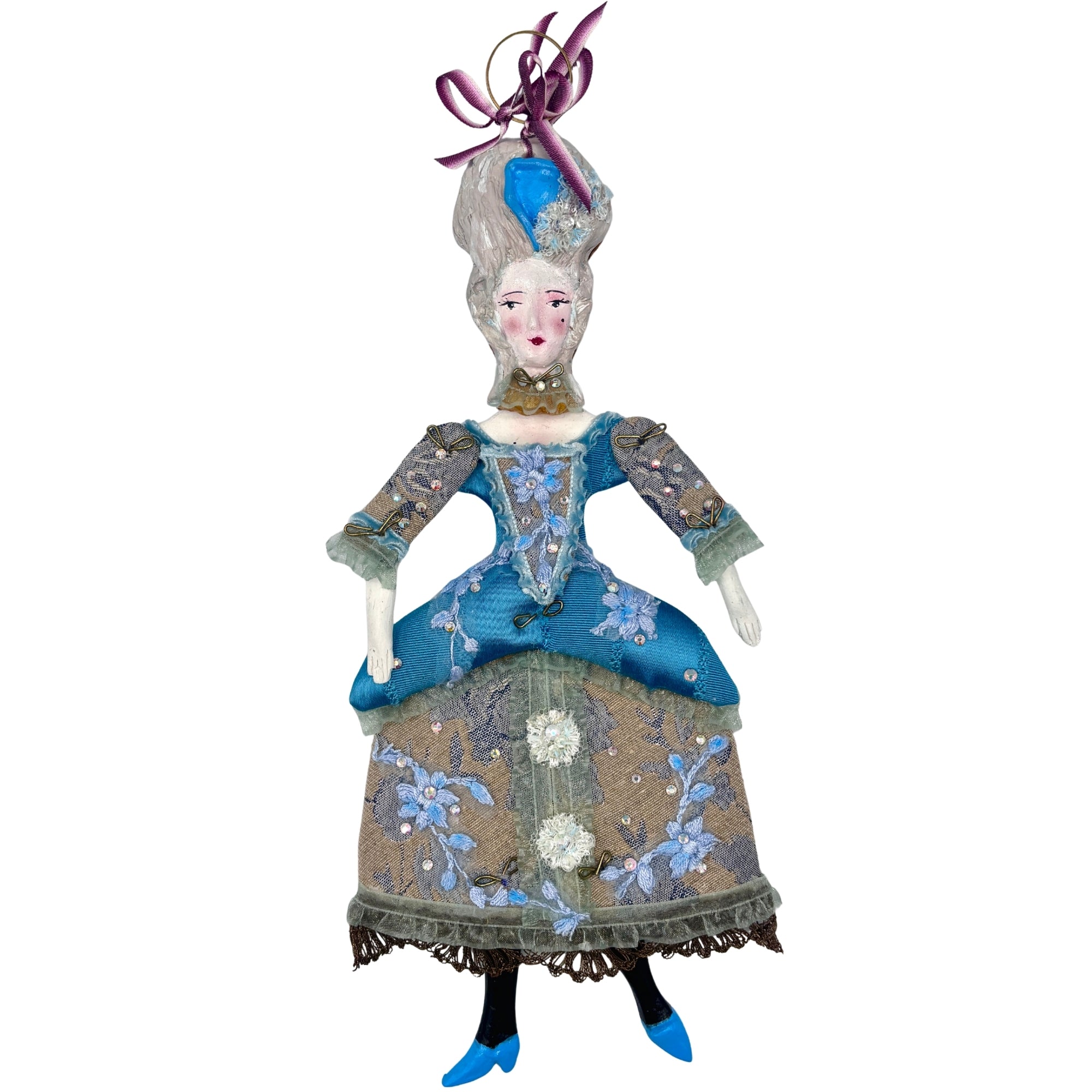 Marquise articulée en robe bleue brodée, jupe fleurie et chapeau à ruban, style bougeoir décoratif vintage
