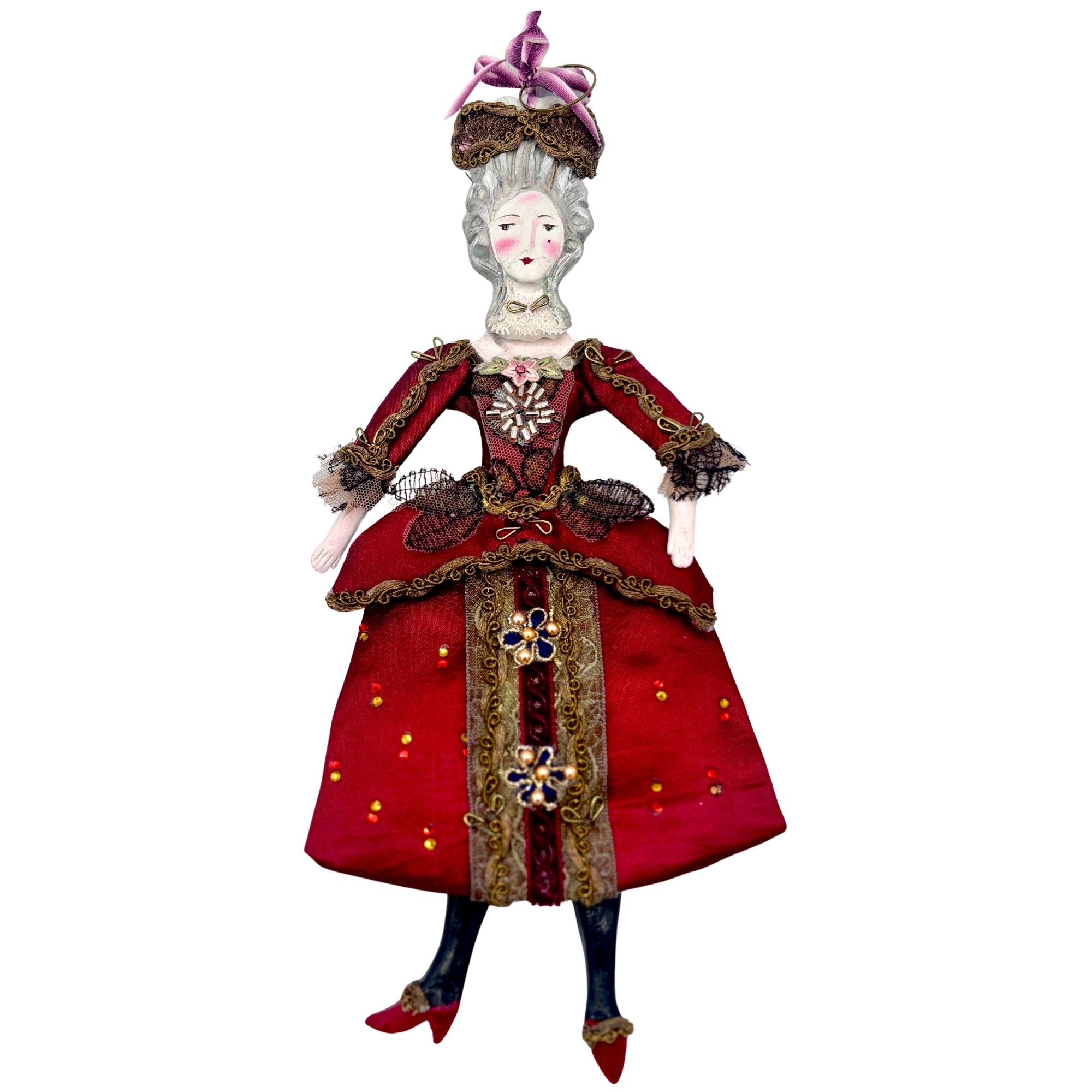 Marquise articulée décorative en robe bordeaux et marron, dentelle et broderies dorées, style XVIIIe siècle