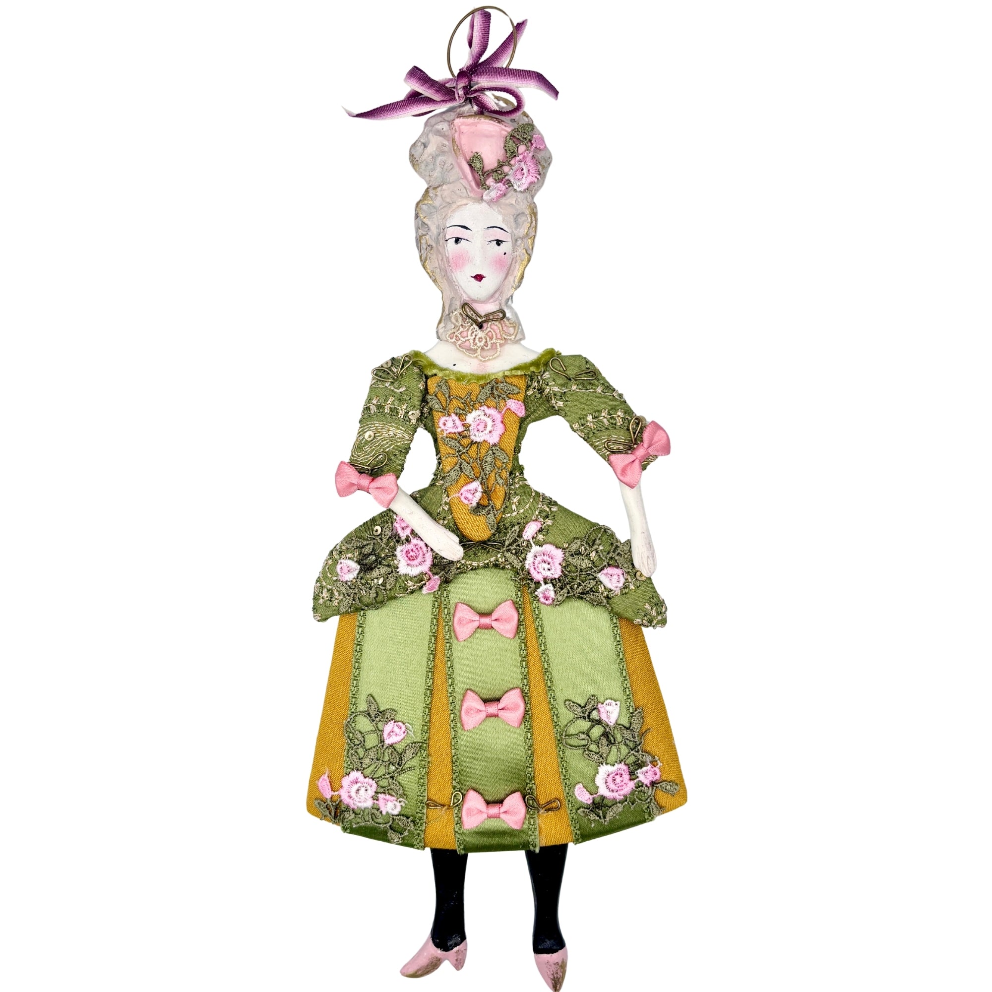 Marquise articulée en robe verte et dorée brodée de fleurs roses, nœuds satinés et chapeau rose, avec lien d’accroche