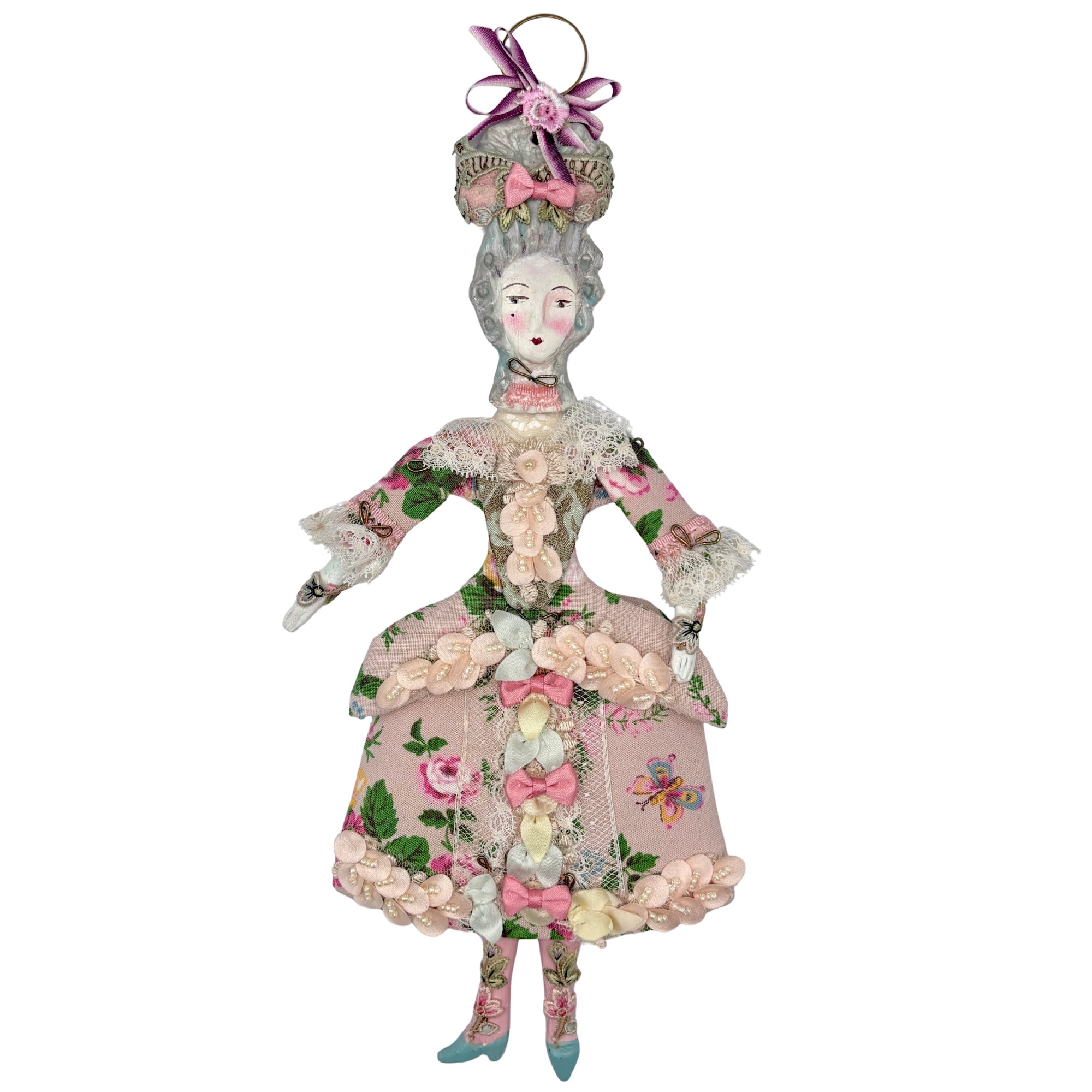 Marquise articulée en robe rose et verte à motifs floraux, dentelle et nœuds, chapeau assorti et bottines bleues