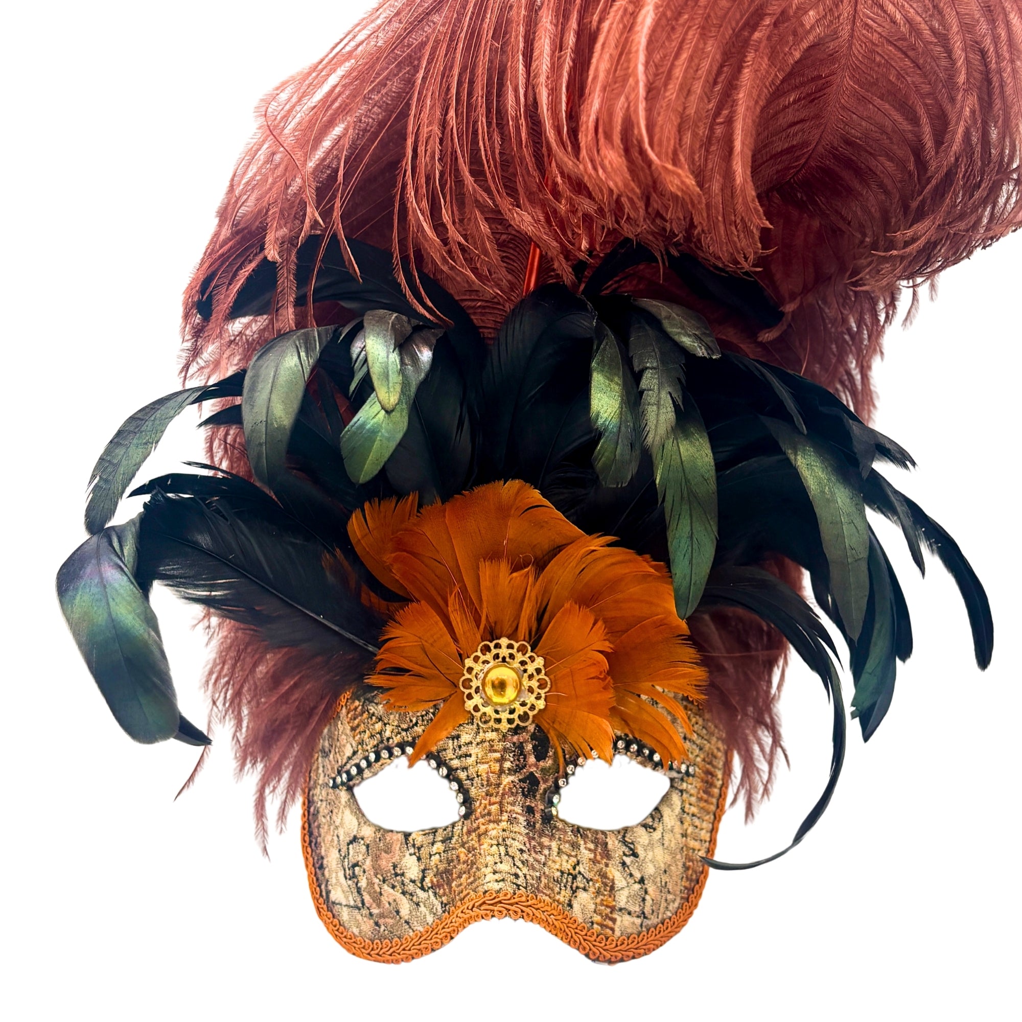 Masque Colombine vénitien fait main avec plumes orangées, noires et vertes, motif texturé et rosace centrale décorative
