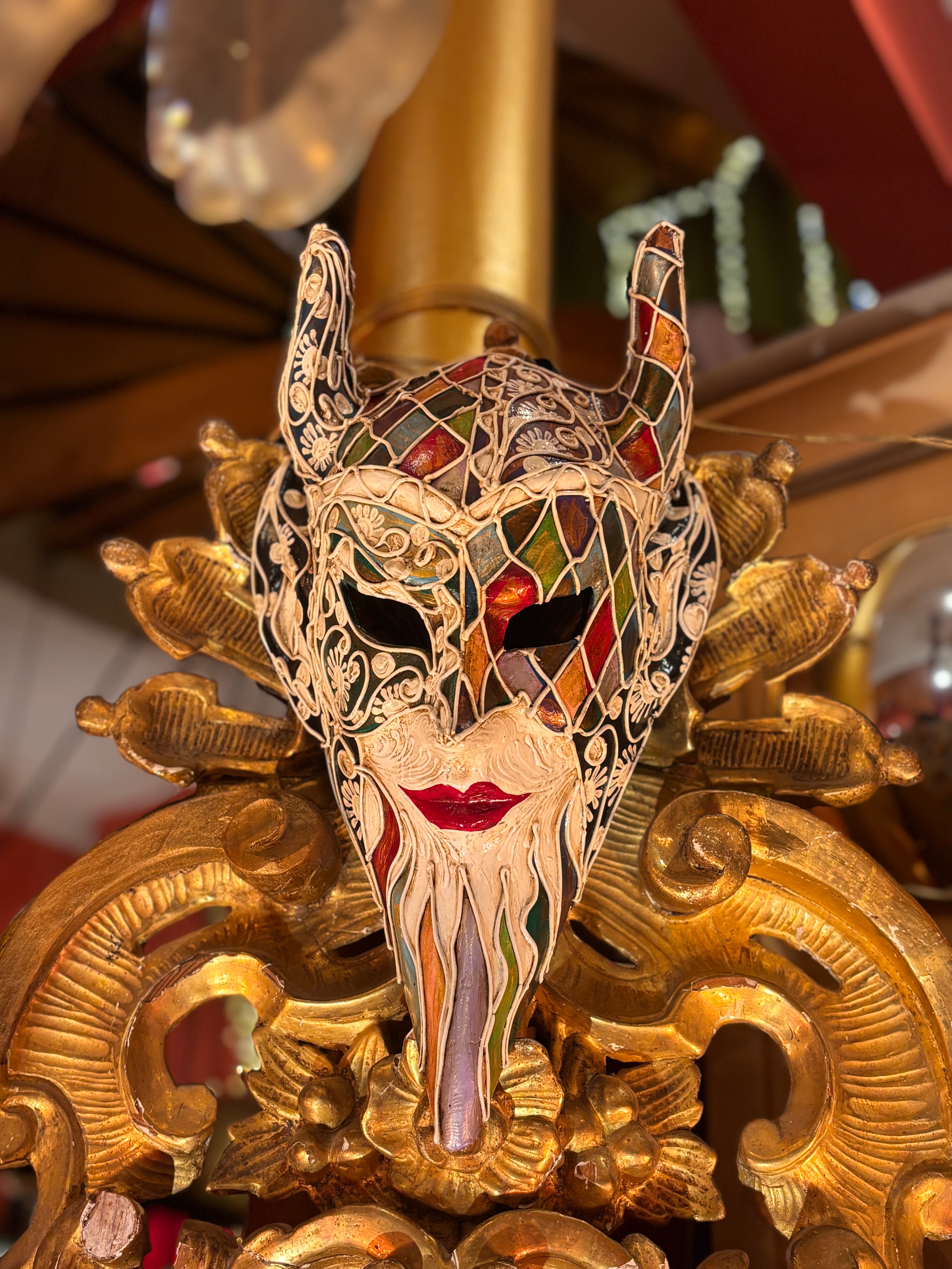 Masque vénitien de diable en papier mâché, cornes noires, mosaïque dorée et visage blanc