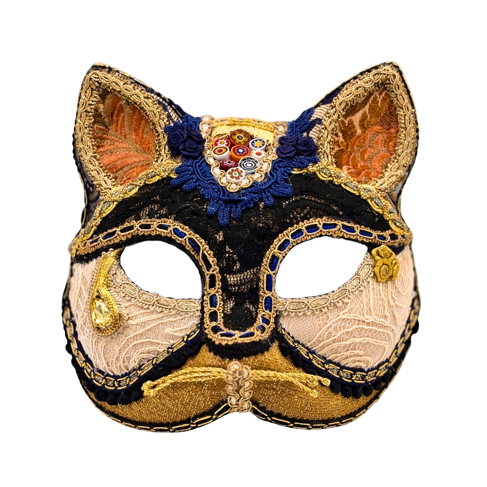 Masque chat en dentelle noire avec broderies dorées, galons bleus et cabochon de style Murano multicolore