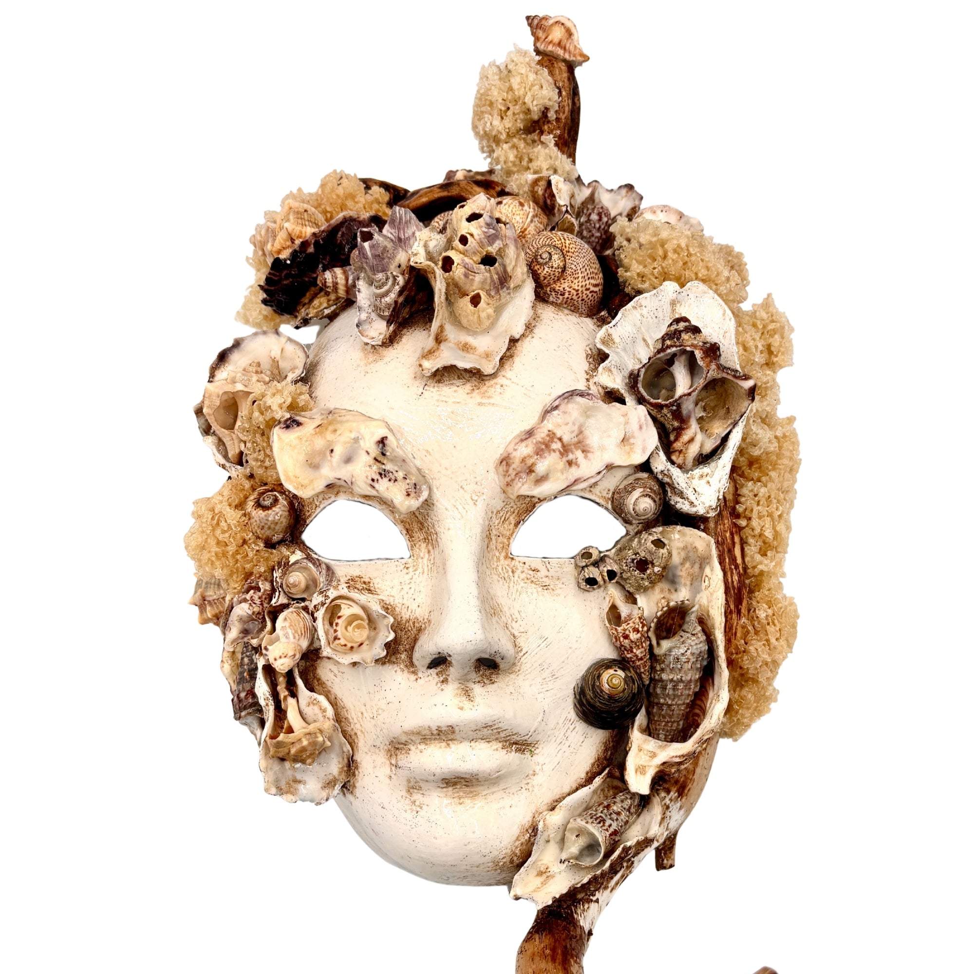 Masque visage en papier mâché décoré de coquillages naturels, visage sculpté clair avec reliefs et ouvertures des yeux