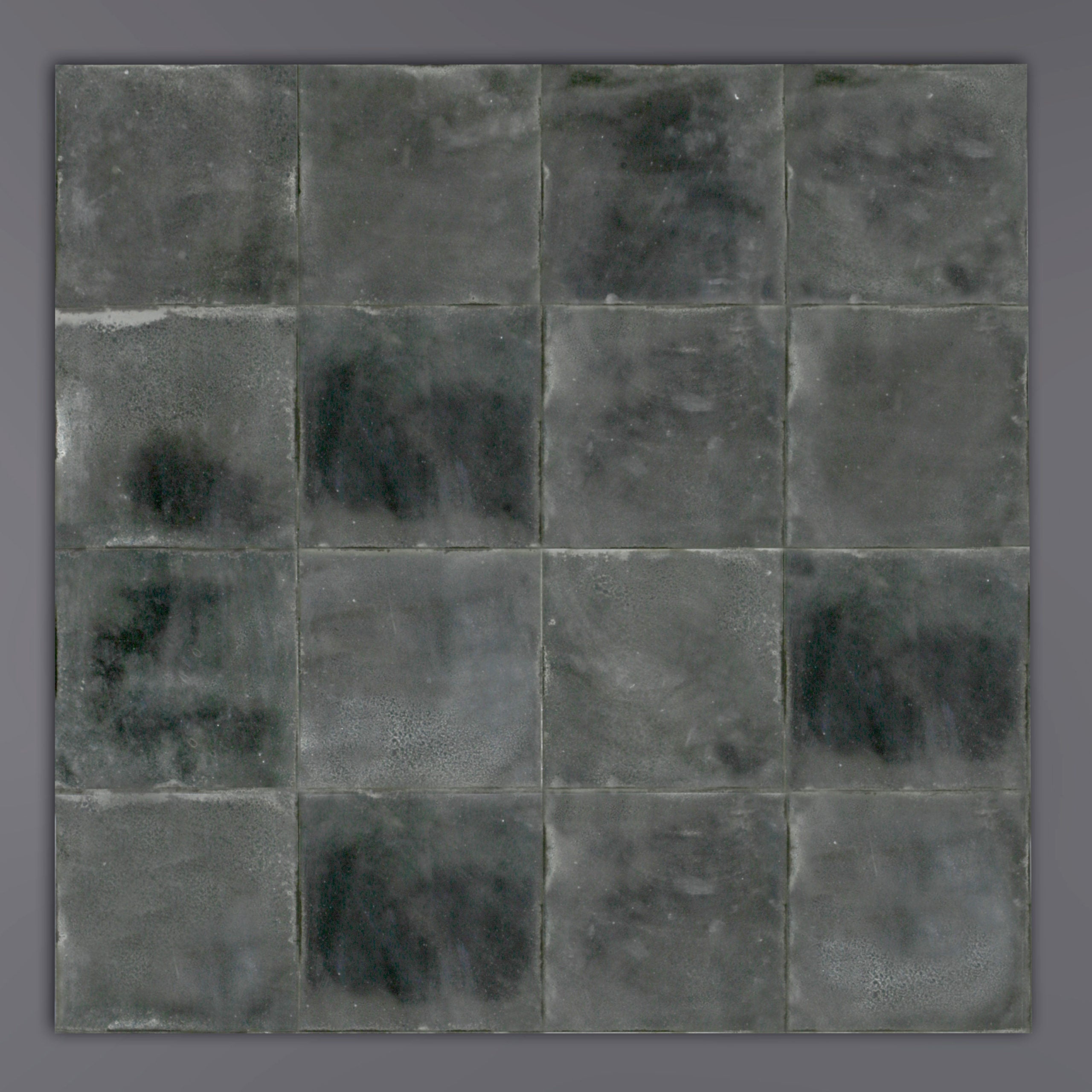 Miroir mercurisé carré en verre gris patiné, composé de 16 carreaux