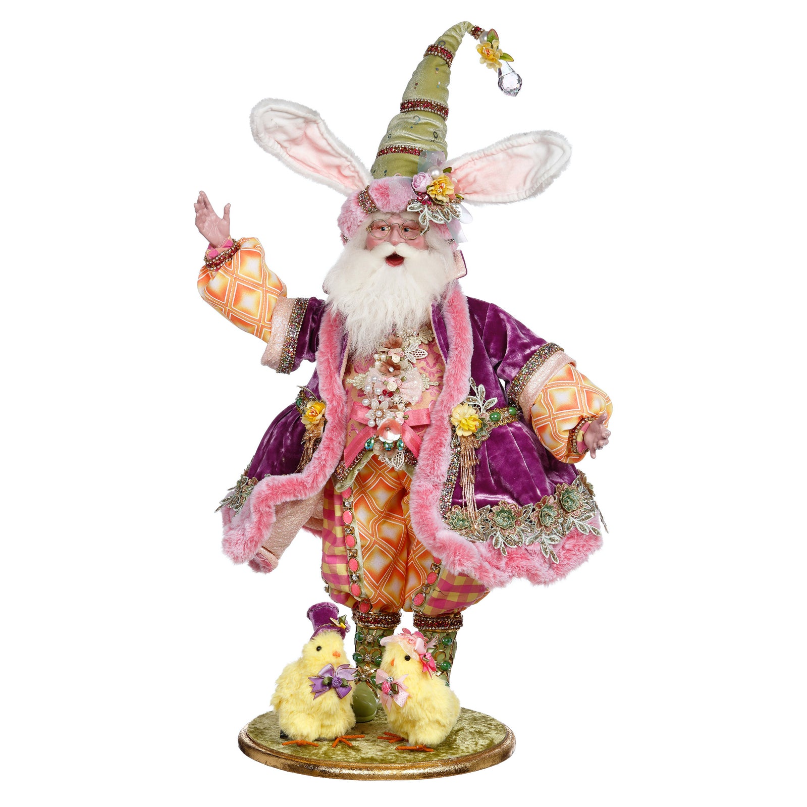 Père Noël déguisé en lapin de Pâques rose et violet avec deux poussins sur socle