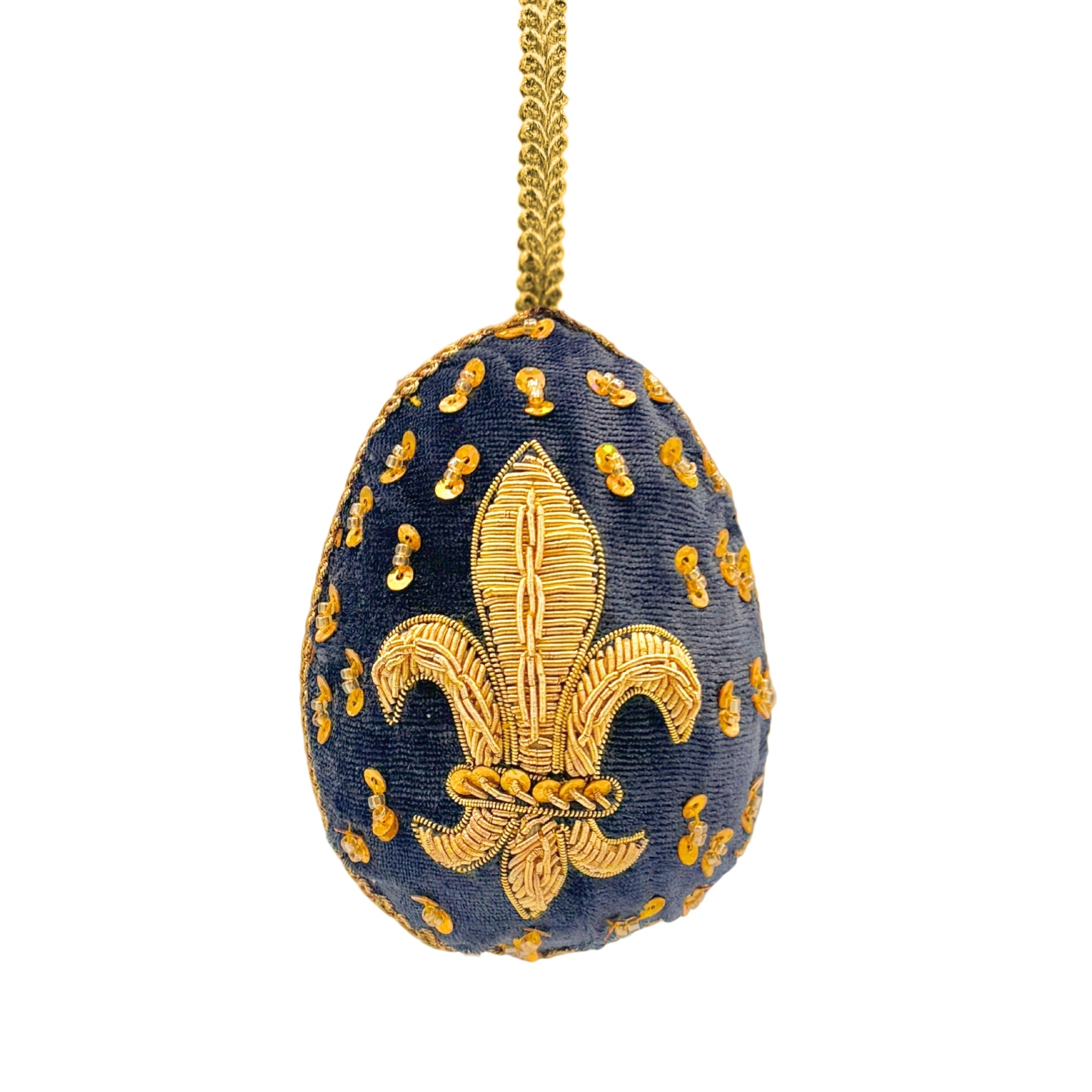 Œuf de Pâques bleu brodé main avec fleur de lys dorée et perles, suspendu par ruban doré