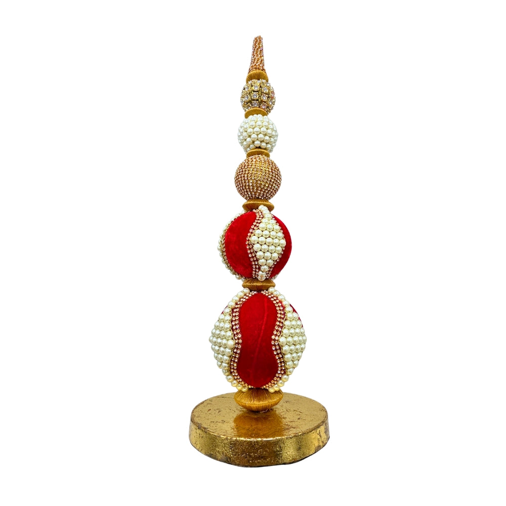 Ornement de table à sphères de velours rouge, perles blanches et base dorée