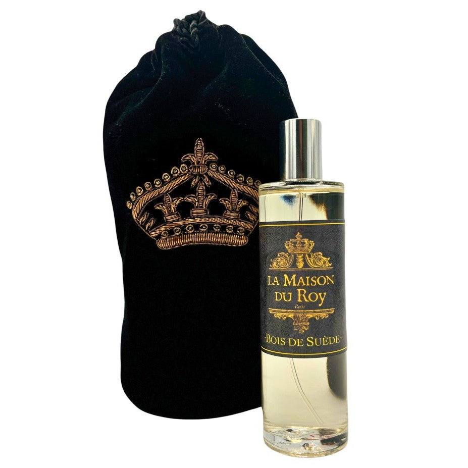 Parfum d'ambiance Bois de Suède en flacon transparent avec pochon en velours noir brodé d'une couronne