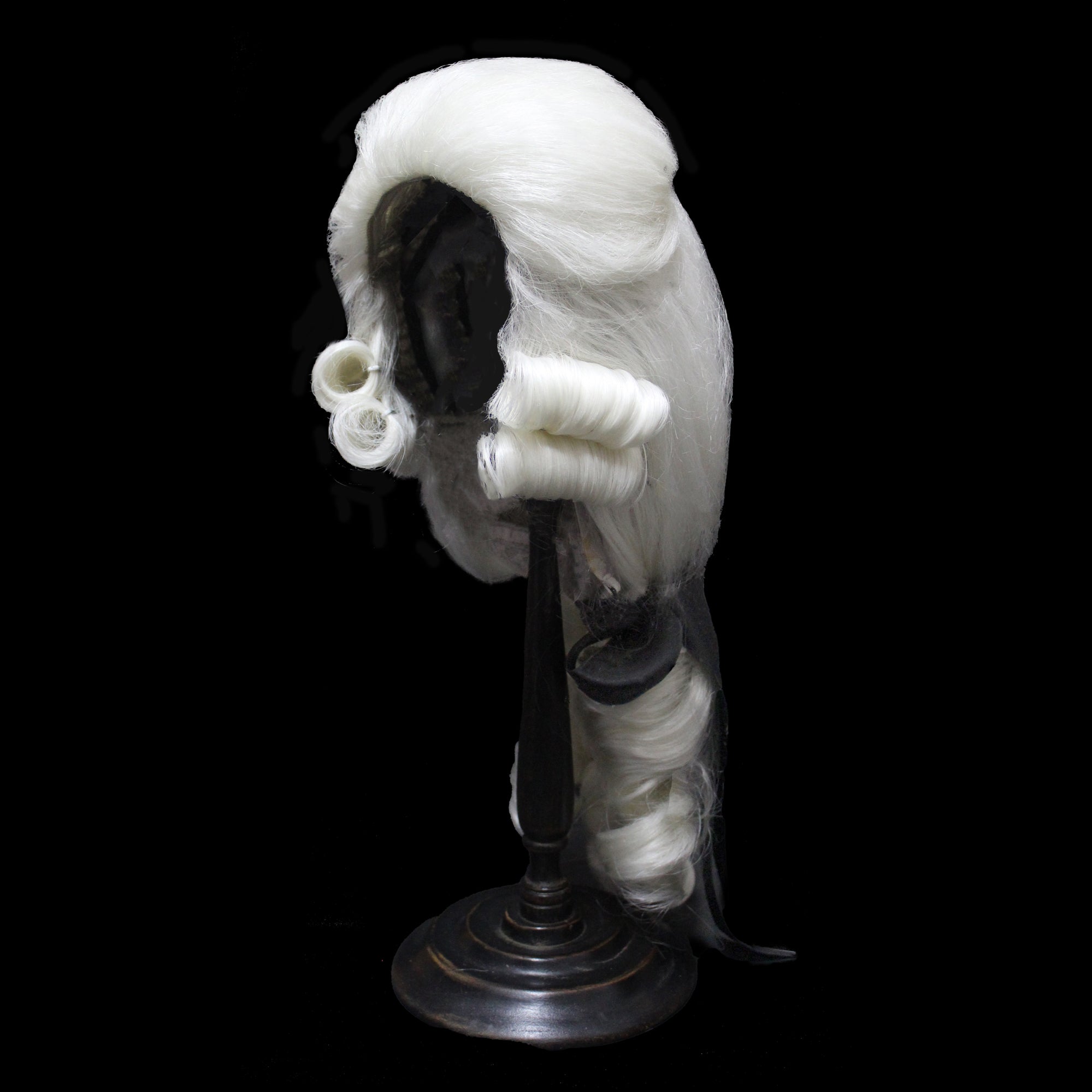 Perruque d'homme XVIIIe en cheveux synthétiques blancs, boucles latérales et longue nuque