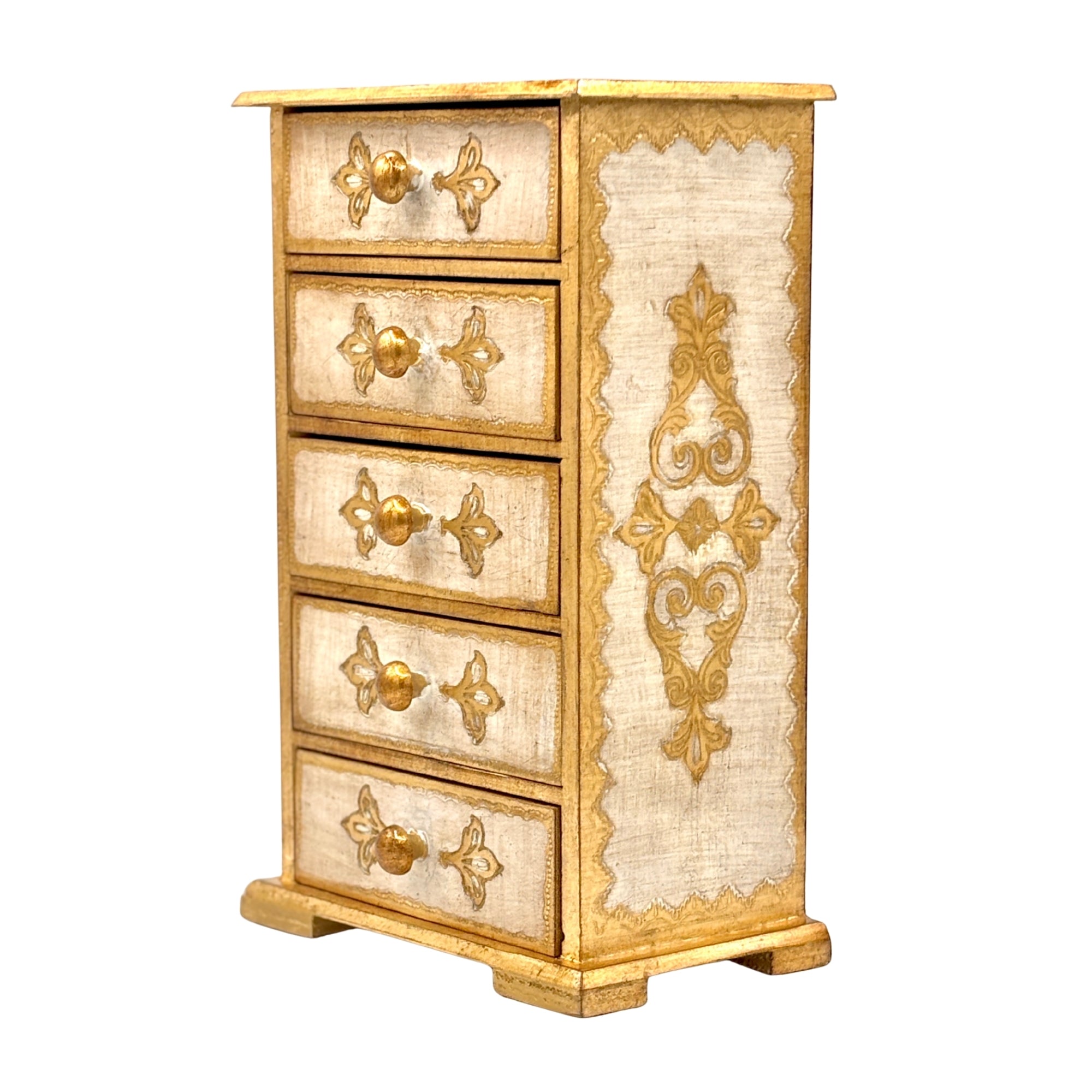 Commode grand modèle en bois crème et doré, 5 tiroirs avec boutons ronds et motifs floraux décoratifs