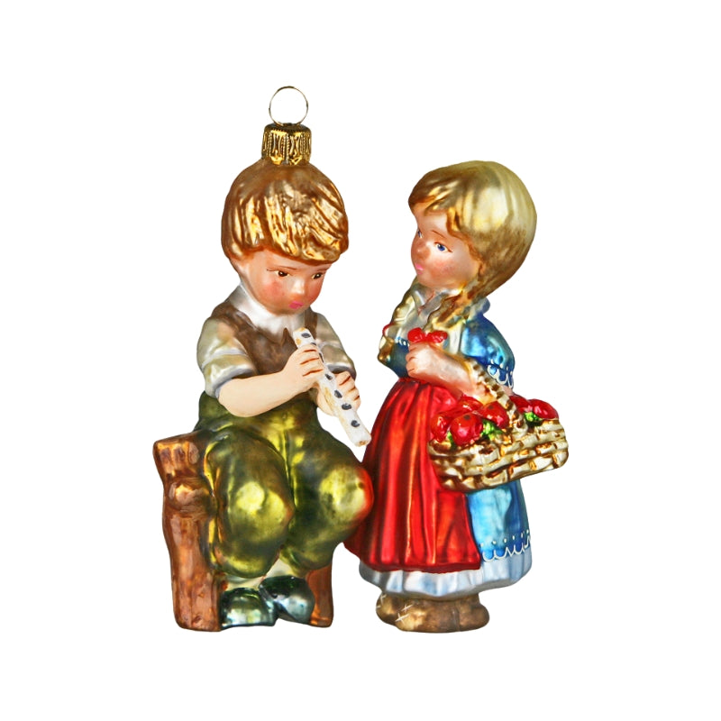 Petit garçon et petite fille en verre soufflé, flûte et panier de pommes