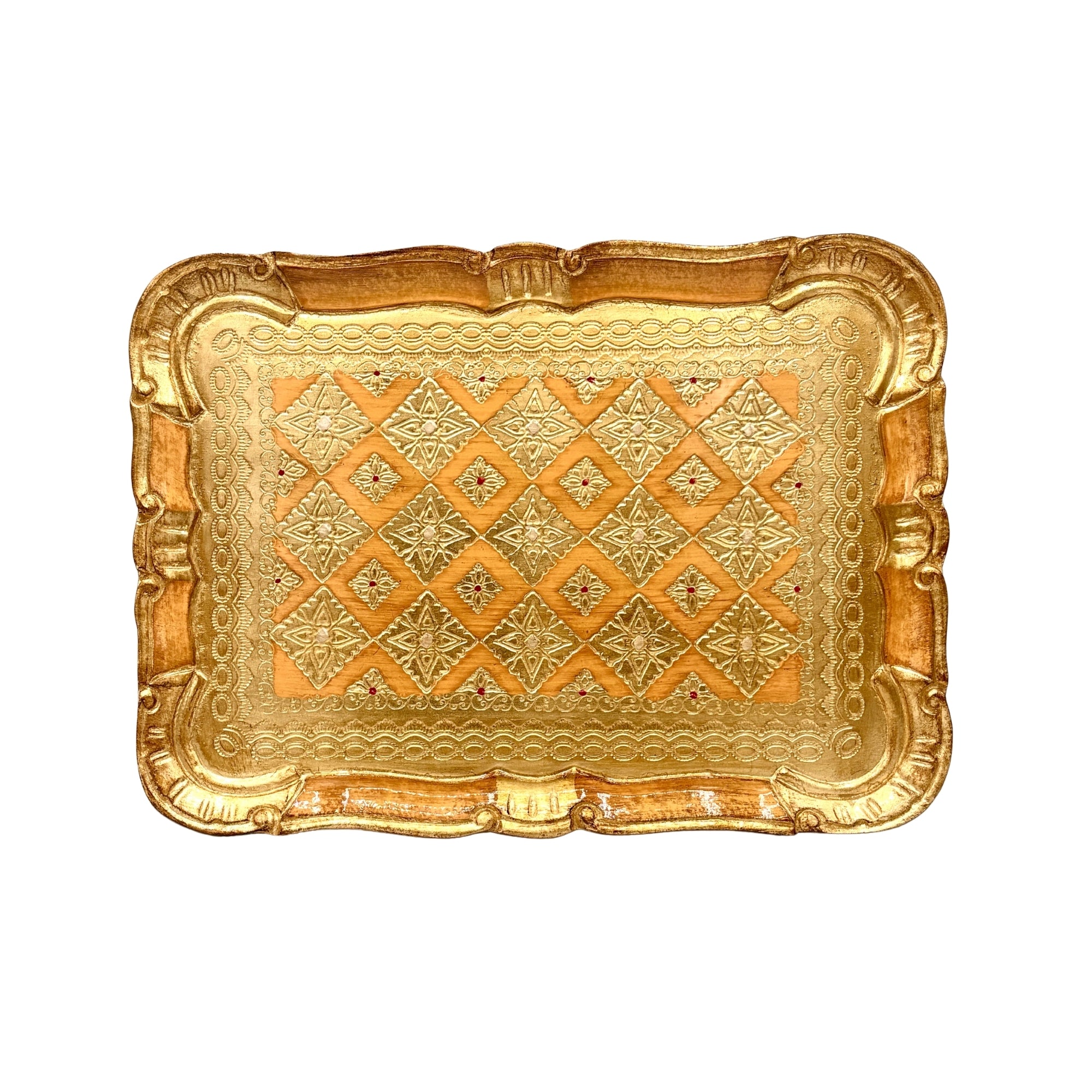 Plateau rectangulaire doré à motif damier en relief, bordures ornées et détails décoratifs travaillés
