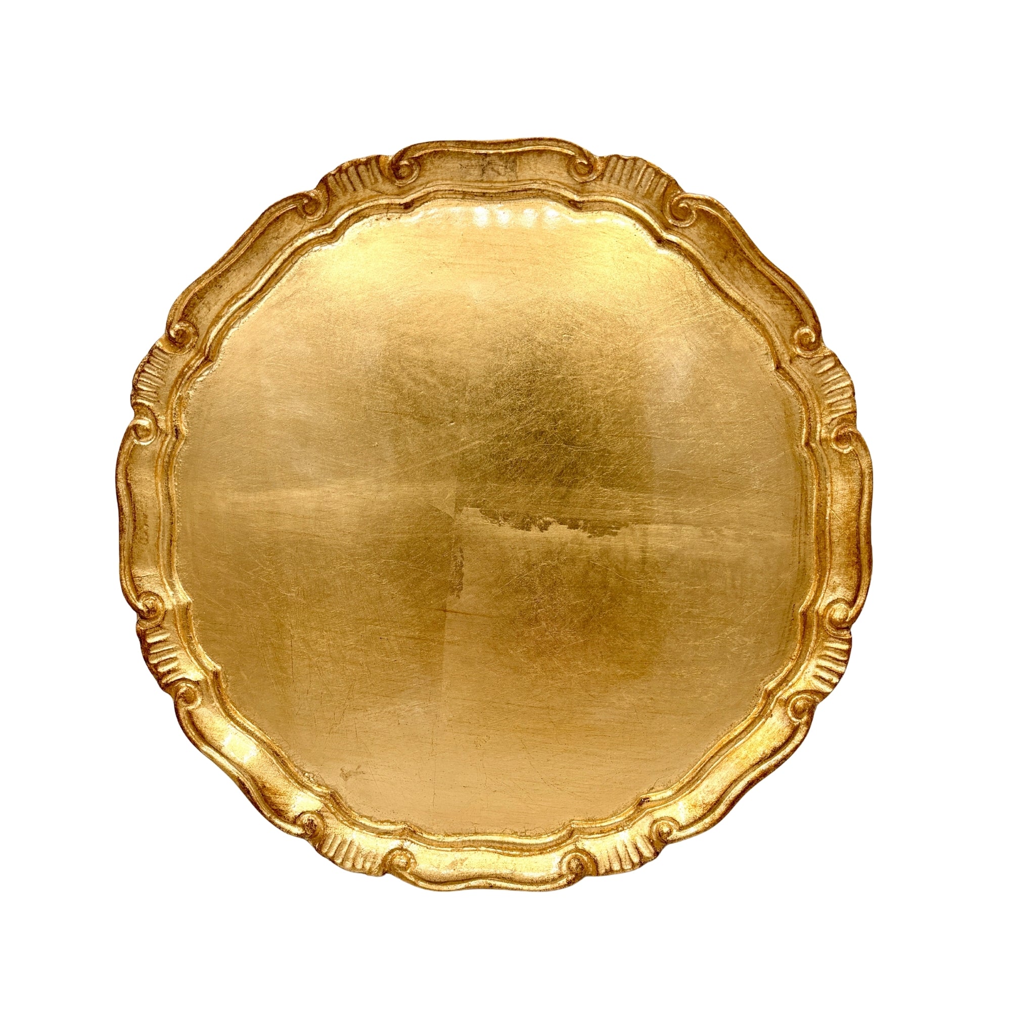 Plateau rond doré en métal avec bordures festonnées et motifs décoratifs style baroque