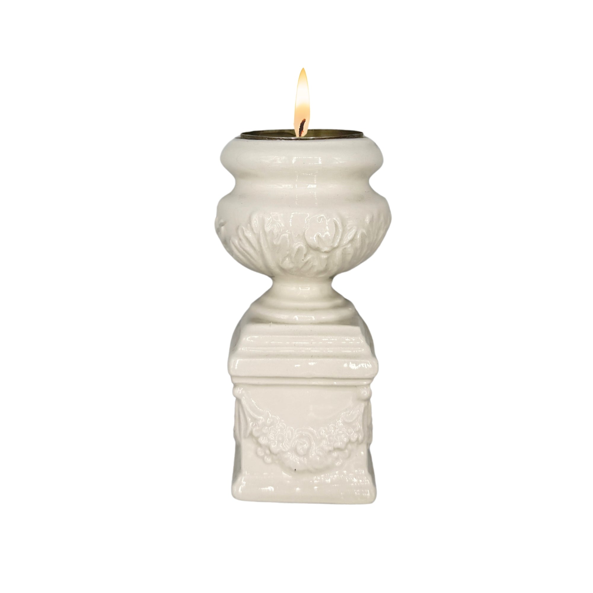 Lumignon sur pied en porcelaine blanche, décor en relief et base carrée, bougie chauffe-plat allumée