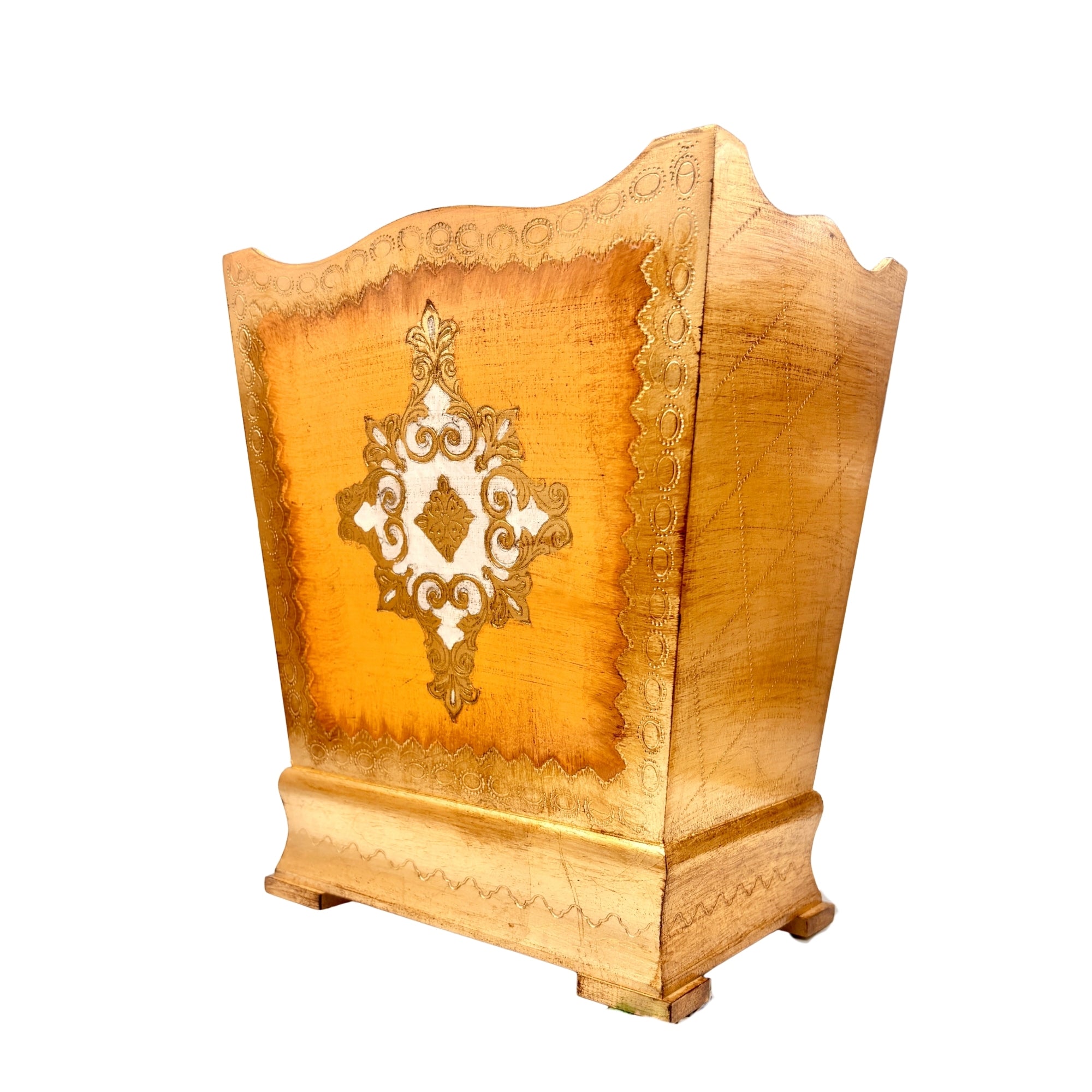 Poubelle de bureau en bois patiné beige doré, décor floral central et bords sculptés, base surélevée moulurée