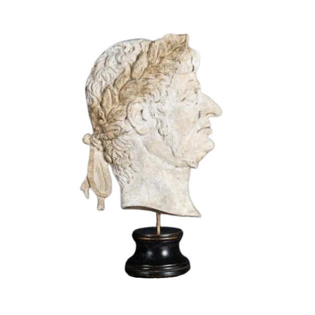 Profil droit de Néron en plâtre blanc patiné sur socle en bois noir