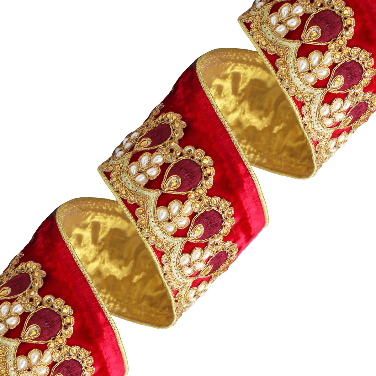Ruban en velours rouge brodé de galon doré avec perles et bordure or