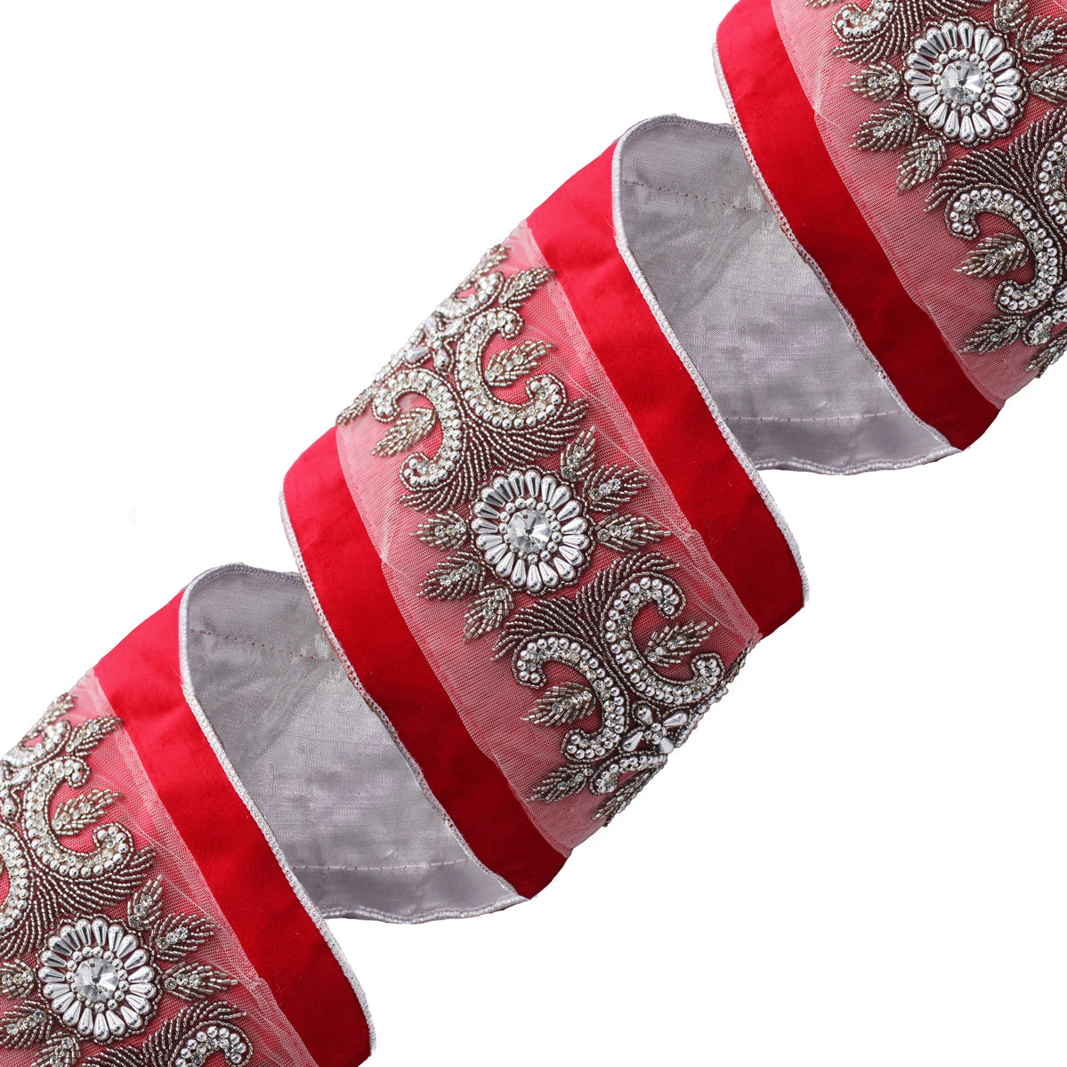 Ruban en velours rouge brodé de perles argentées sur tulle, bordure satinée