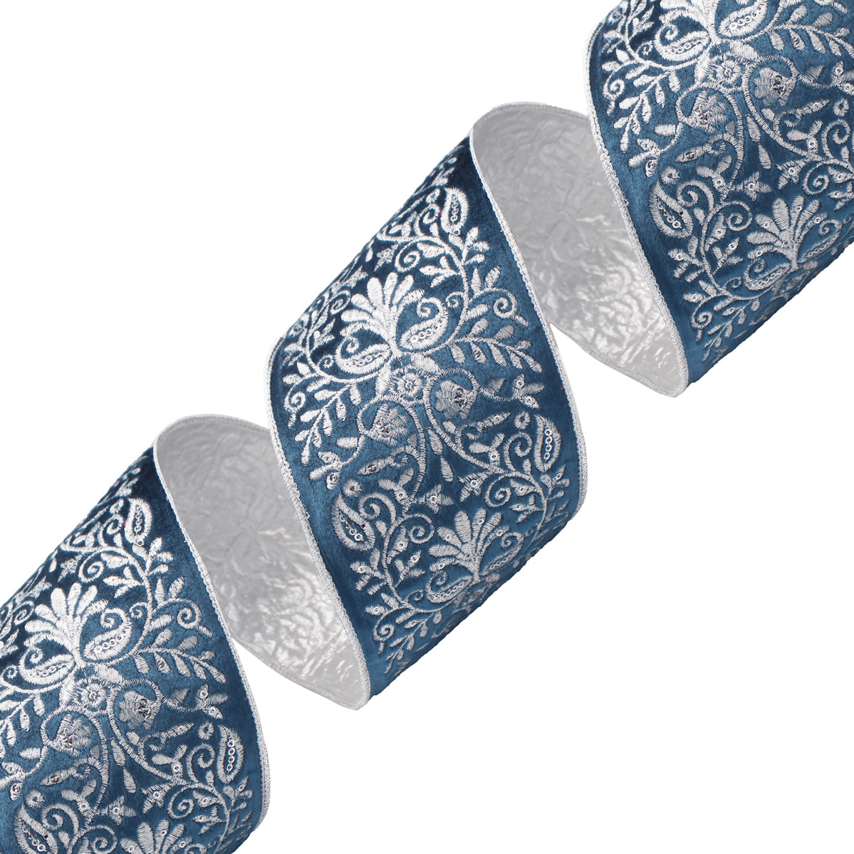 Ruban en velours bleu brodé argenté avec motif baroque ondulé