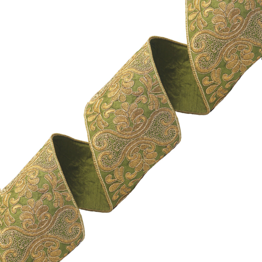 Ruban en velours vert brodé de motifs baroques dorés, plié en zigzag