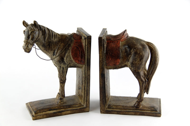 Serre-livres cheval figuratif en paire, sculpture avec selle et patine ancienne, bases angulaires assorties