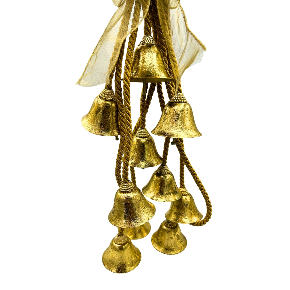 Suspension de petites cloches dorées en métal sur cordons tressés avec nœud en tissu transparent