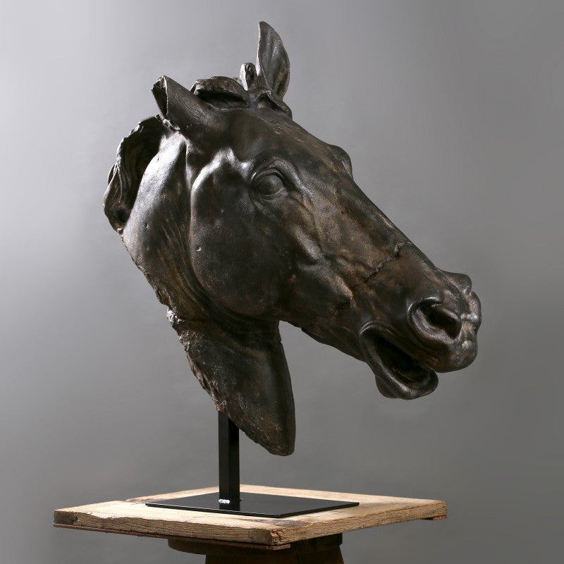Tête de cheval en sculpture composite noire sur socle en métal